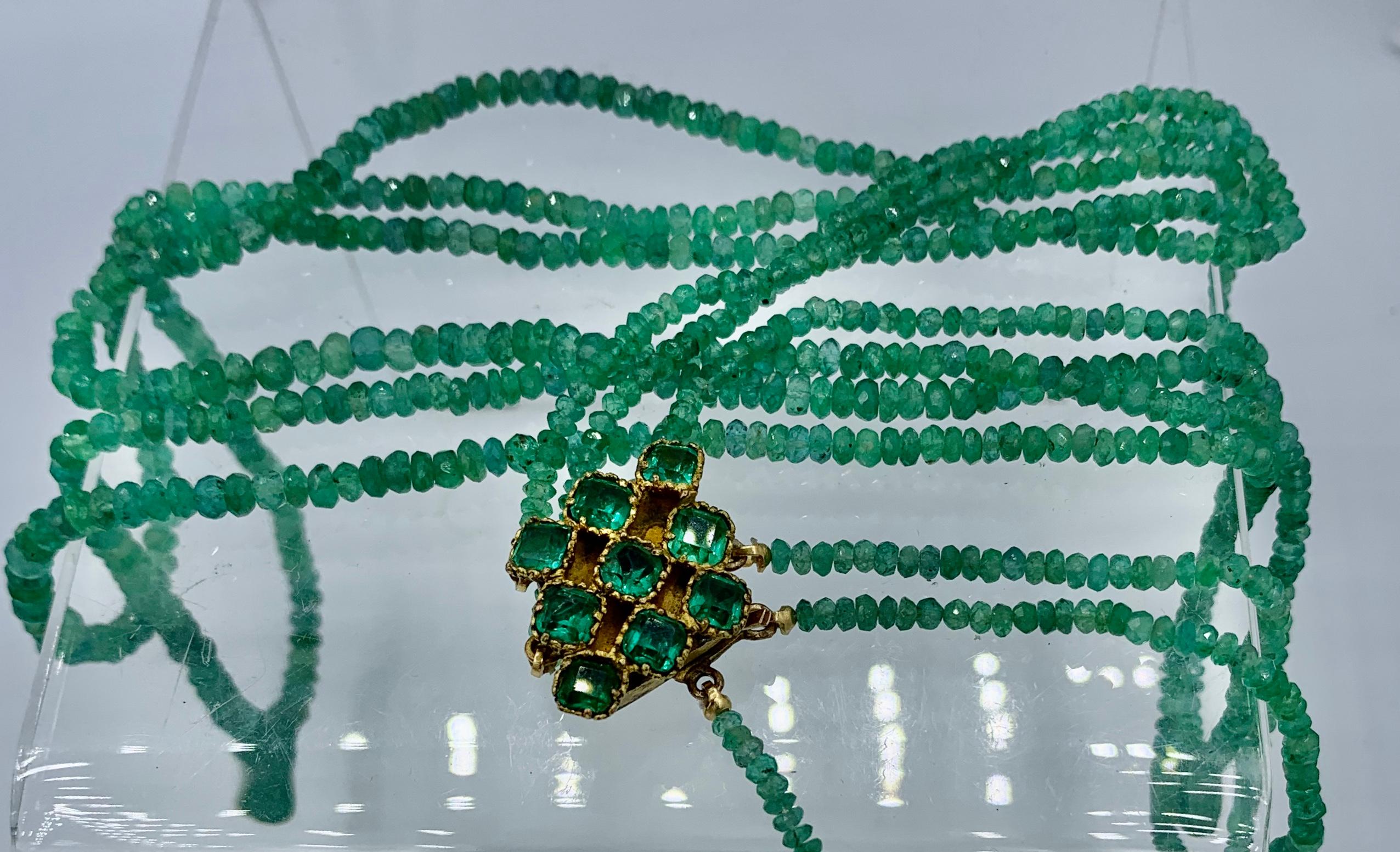 Dreireihige Smaragd-Halskette mit abgestuften natürlichen abgebauten Smaragden Damen im Angebot