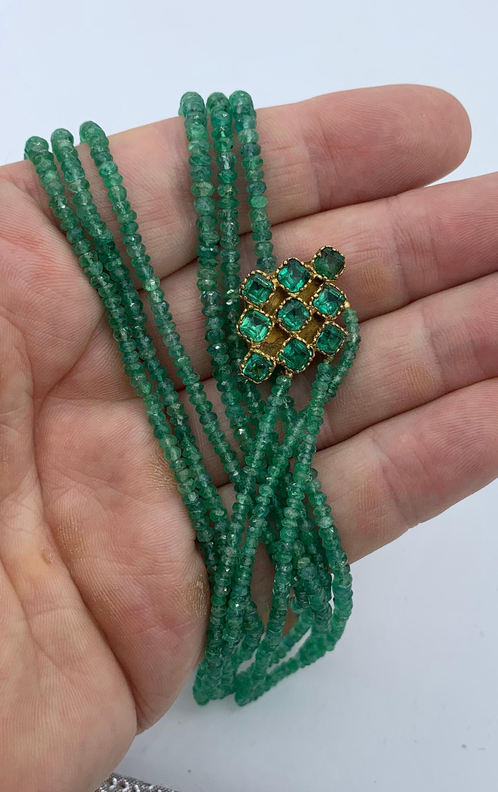 Dreireihige Smaragd-Halskette mit abgestuften natürlichen abgebauten Smaragden im Angebot 1
