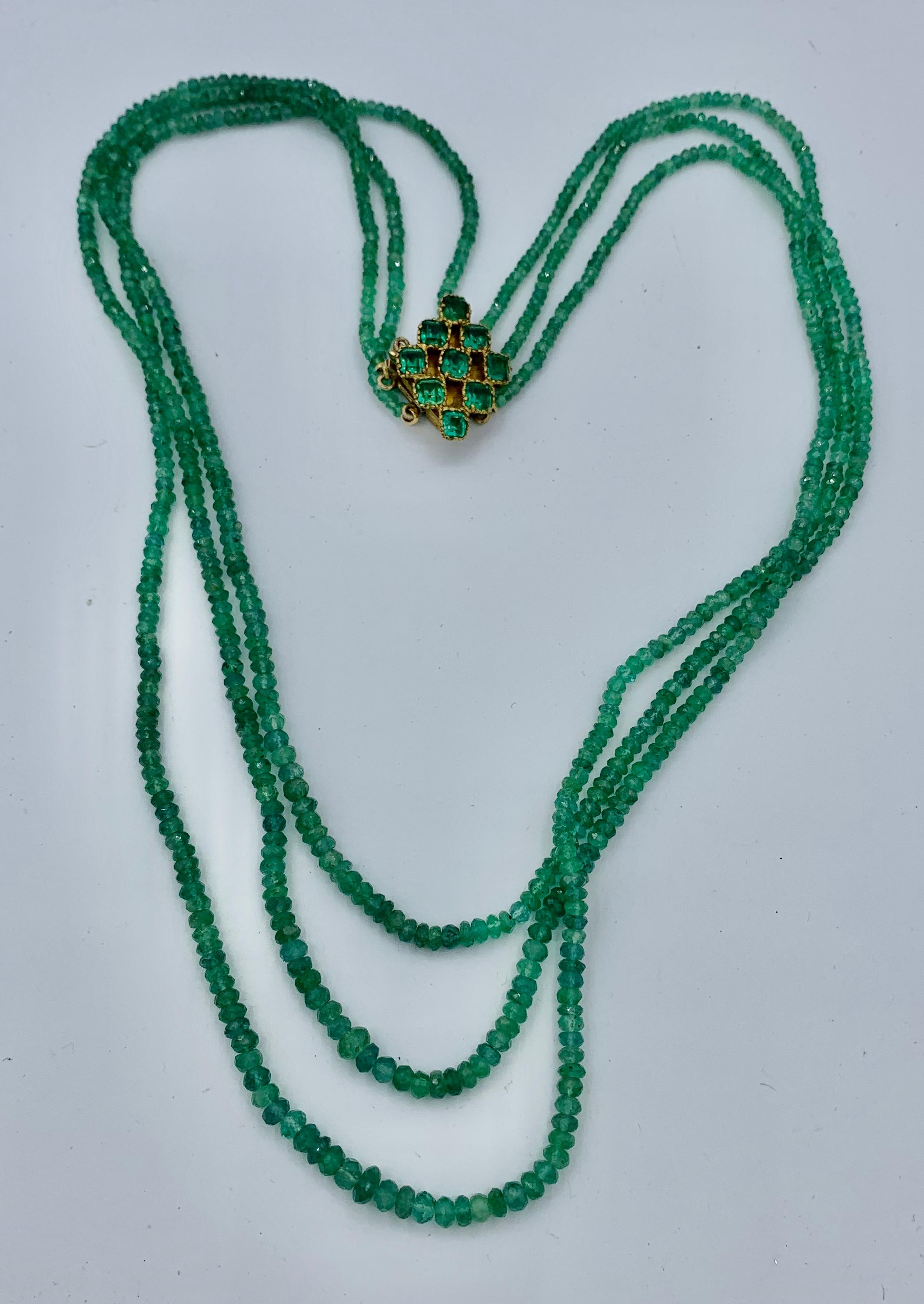 Dreireihige Smaragd-Halskette mit abgestuften natürlichen abgebauten Smaragden im Angebot 3