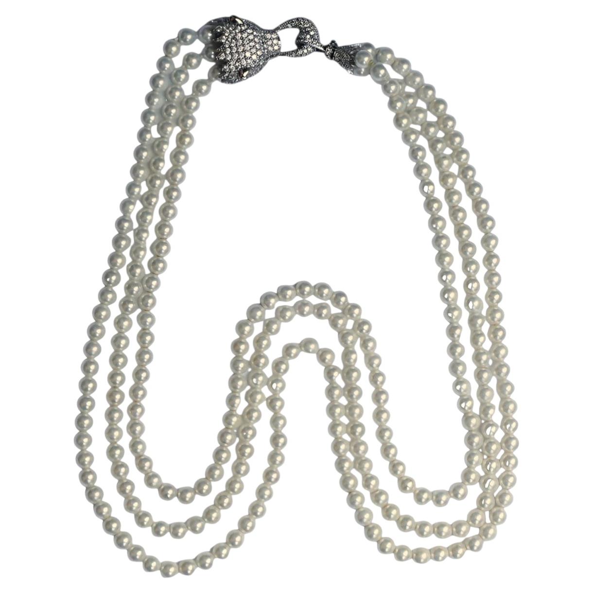 Collar de tres vueltas de perlas de vidrio con cierre de pantera pavé bañado en plata