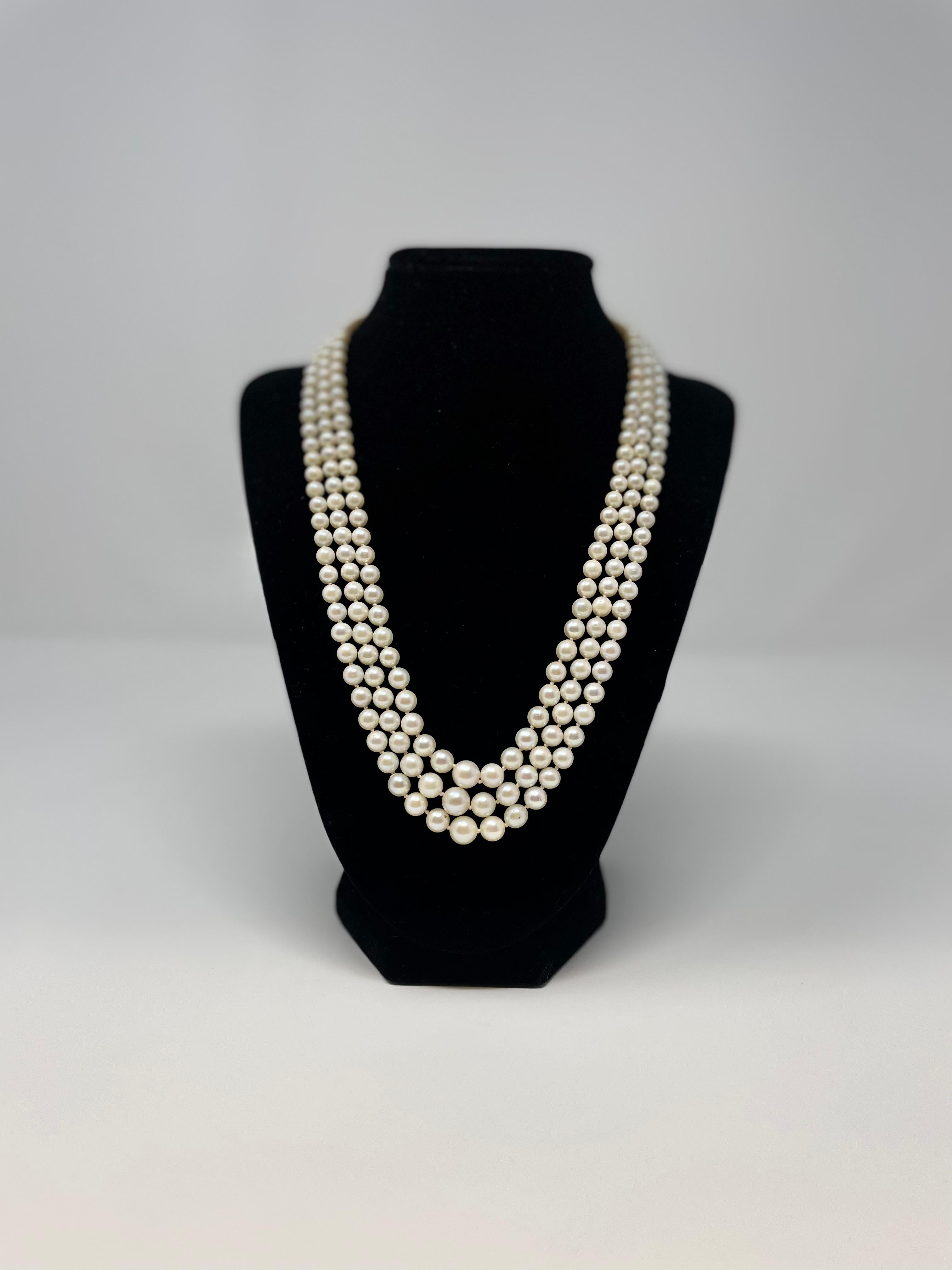 Collier de perles graduées à trois brins, d'une taille allant de 7,5 mm à 4,5 mm.  Le fermoir est un fermoir en or blanc 18kt avec un style feston rond de 13 mm avec une perle ronde de 6 mm au centre.

Inscrit : 