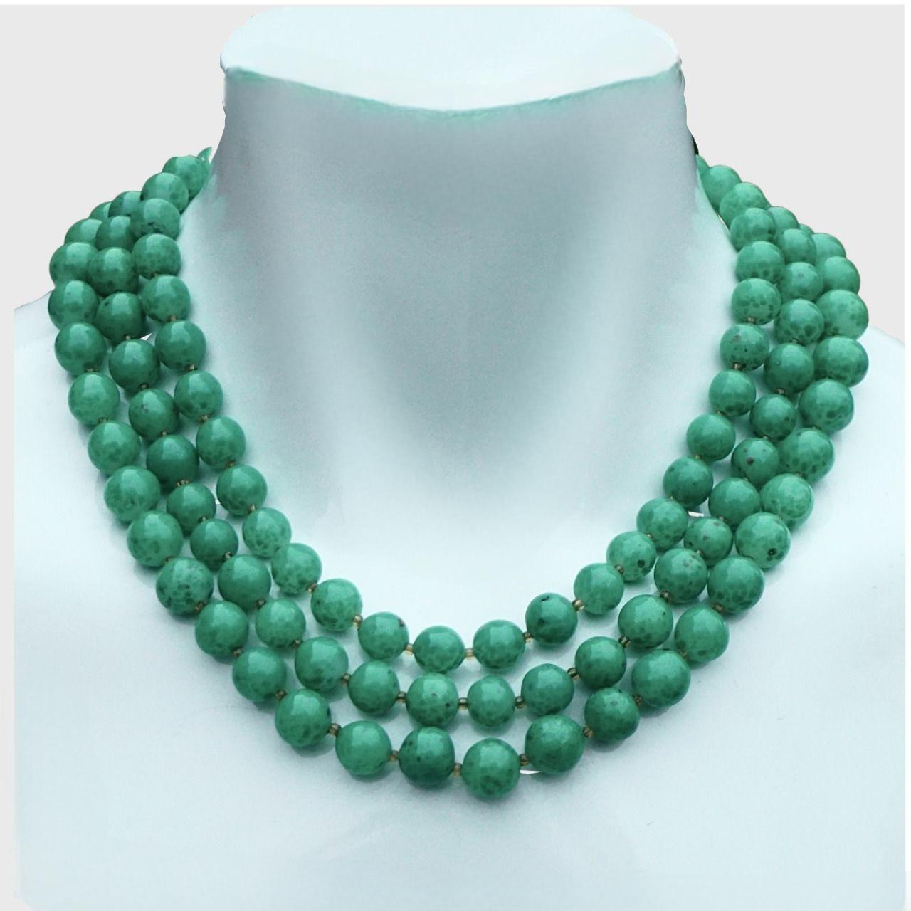 Magnifique collier de perles vertes mouchetées à trois brins. Il y a de petites perles d'ambre entre les grandes perles vertes, et un joli fermoir avec des perles vertes et des perles d'ambre. 

La longueur la plus courte est de 45 cm. Les perles