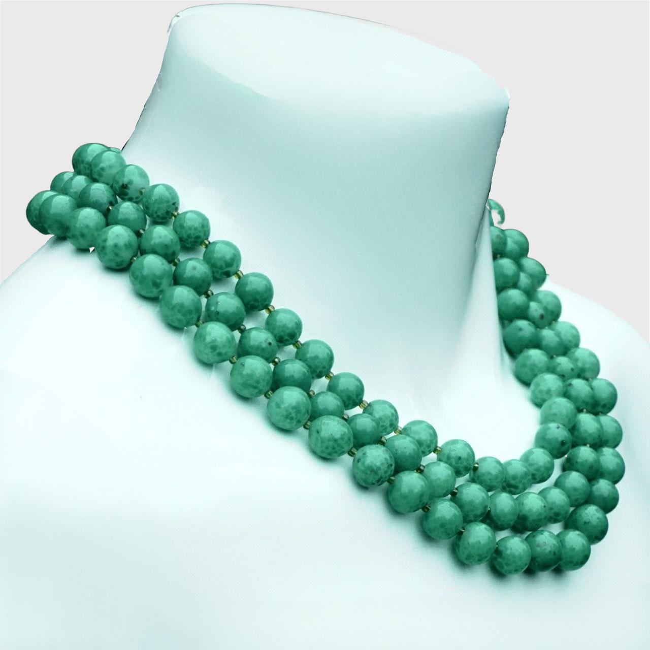 Collier de perles en verre vert tacheté à trois brins avec petites perles en verre ambré Bon état - En vente à London, GB