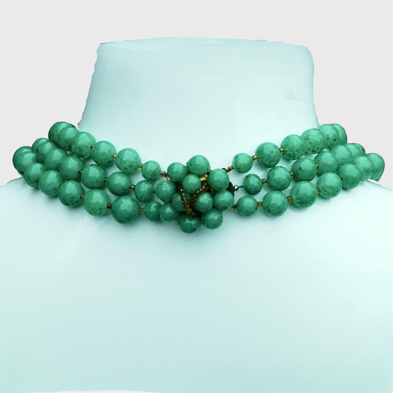 Collier de perles en verre vert tacheté à trois brins avec petites perles en verre ambré Unisexe en vente
