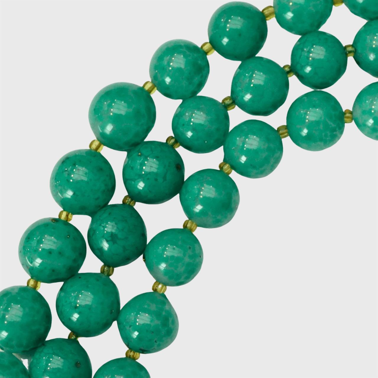 Collier de perles en verre vert tacheté à trois brins avec petites perles en verre ambré en vente 1