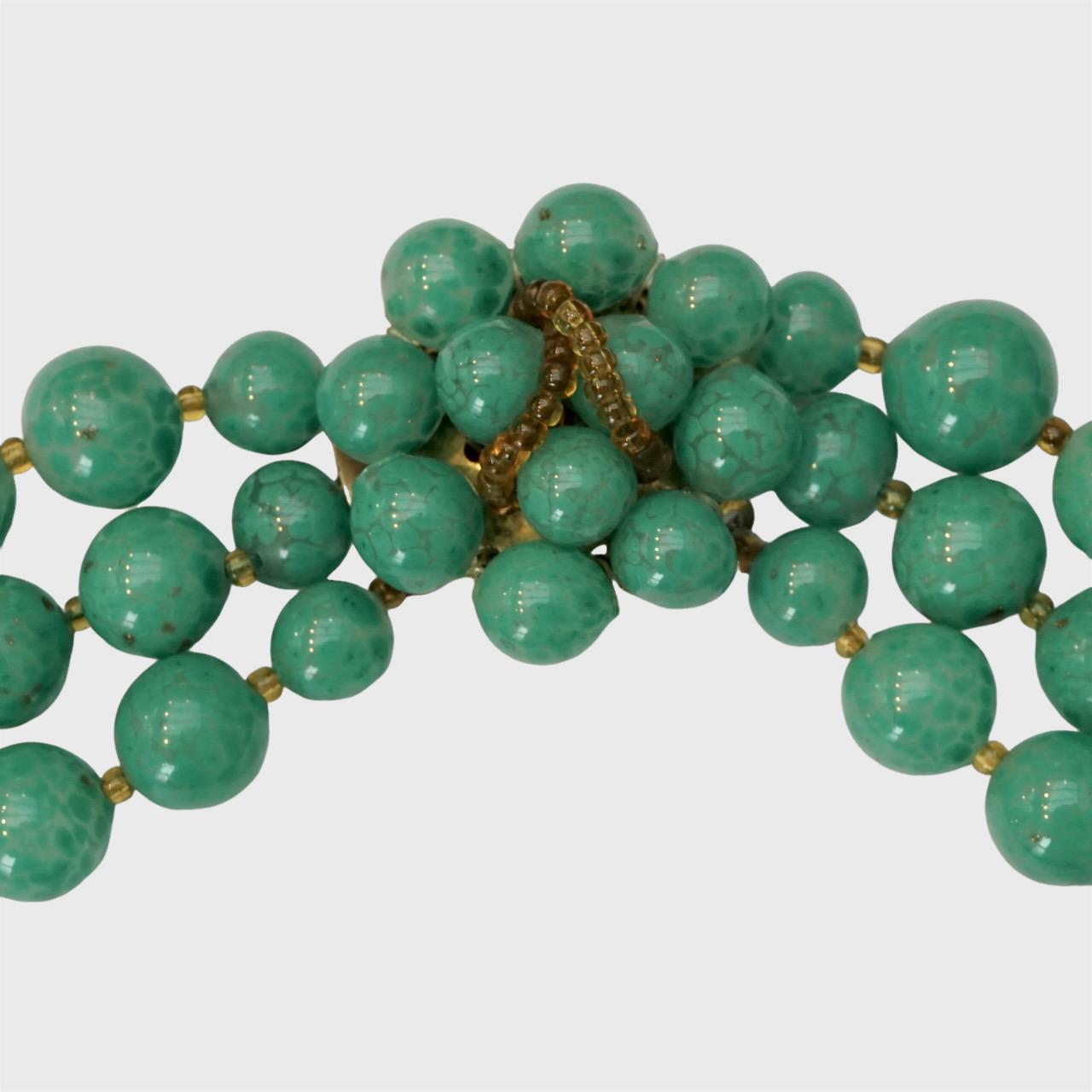 Collier de perles en verre vert tacheté à trois brins avec petites perles en verre ambré en vente 2