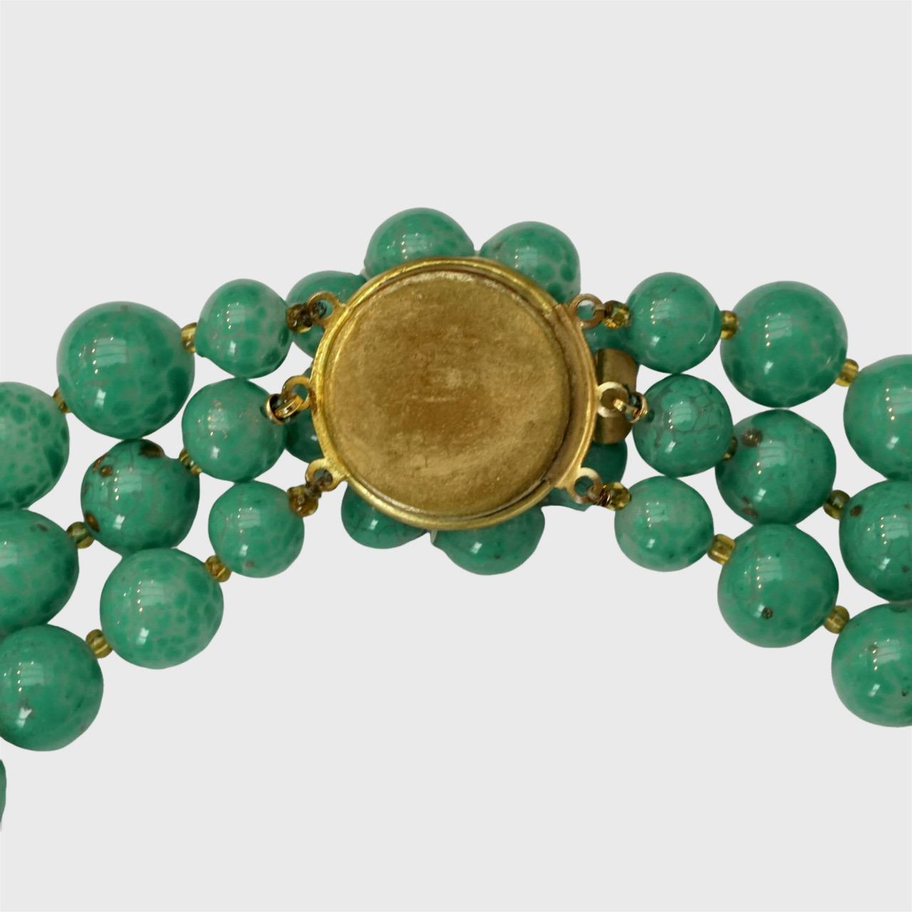 Collier de perles en verre vert tacheté à trois brins avec petites perles en verre ambré en vente 3