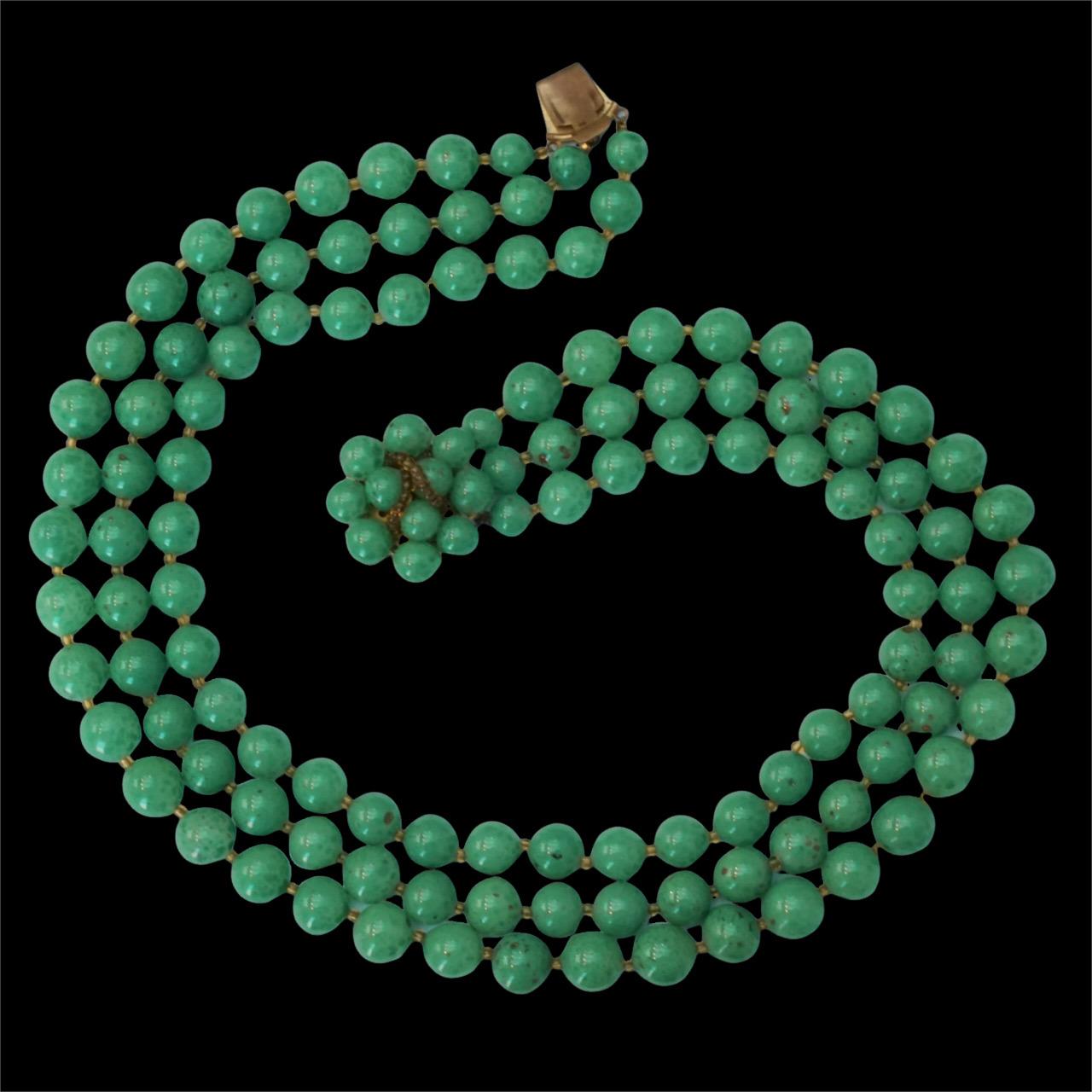 Collier de perles en verre vert tacheté à trois brins avec petites perles en verre ambré en vente 4