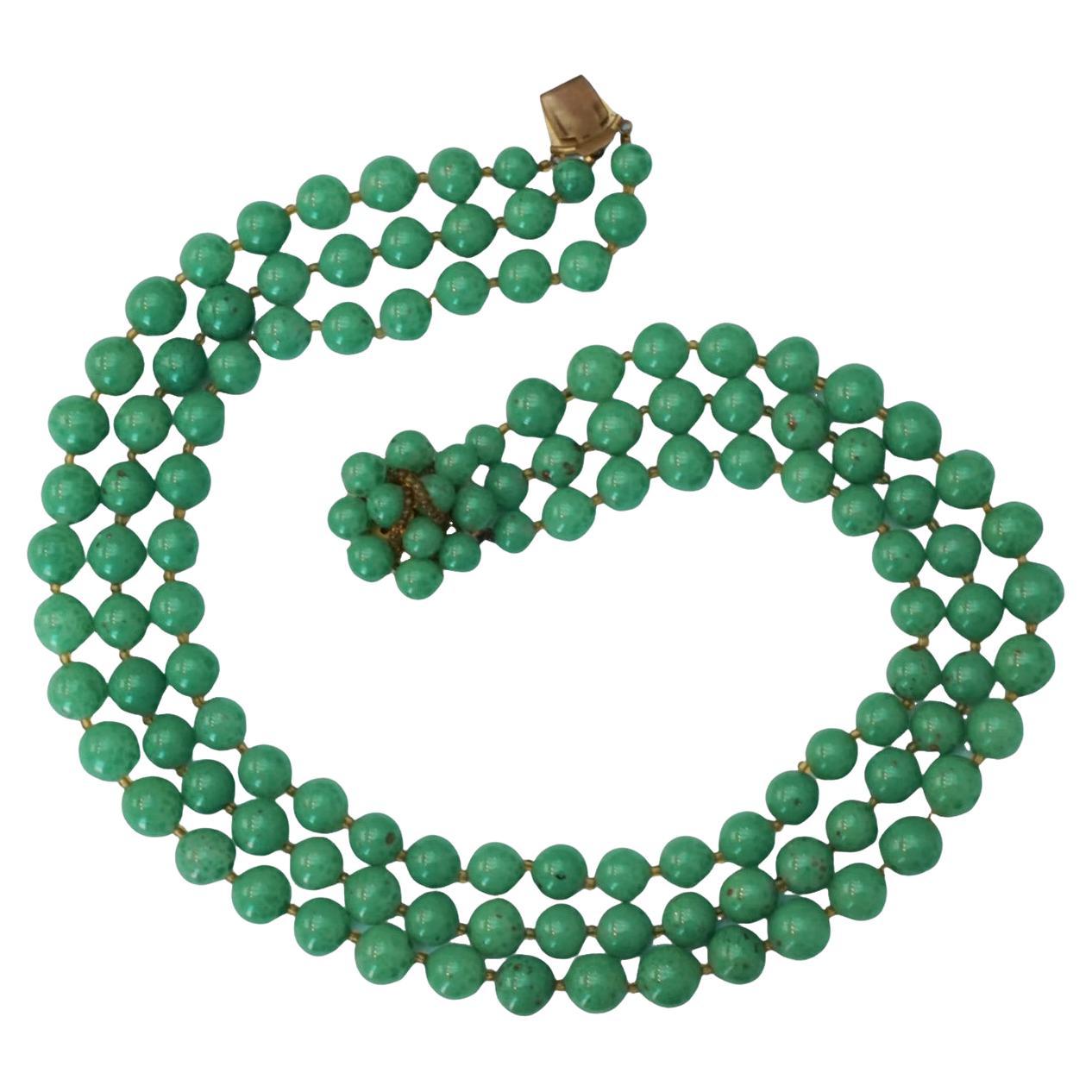 Collier de perles en verre vert tacheté à trois brins avec petites perles en verre ambré en vente