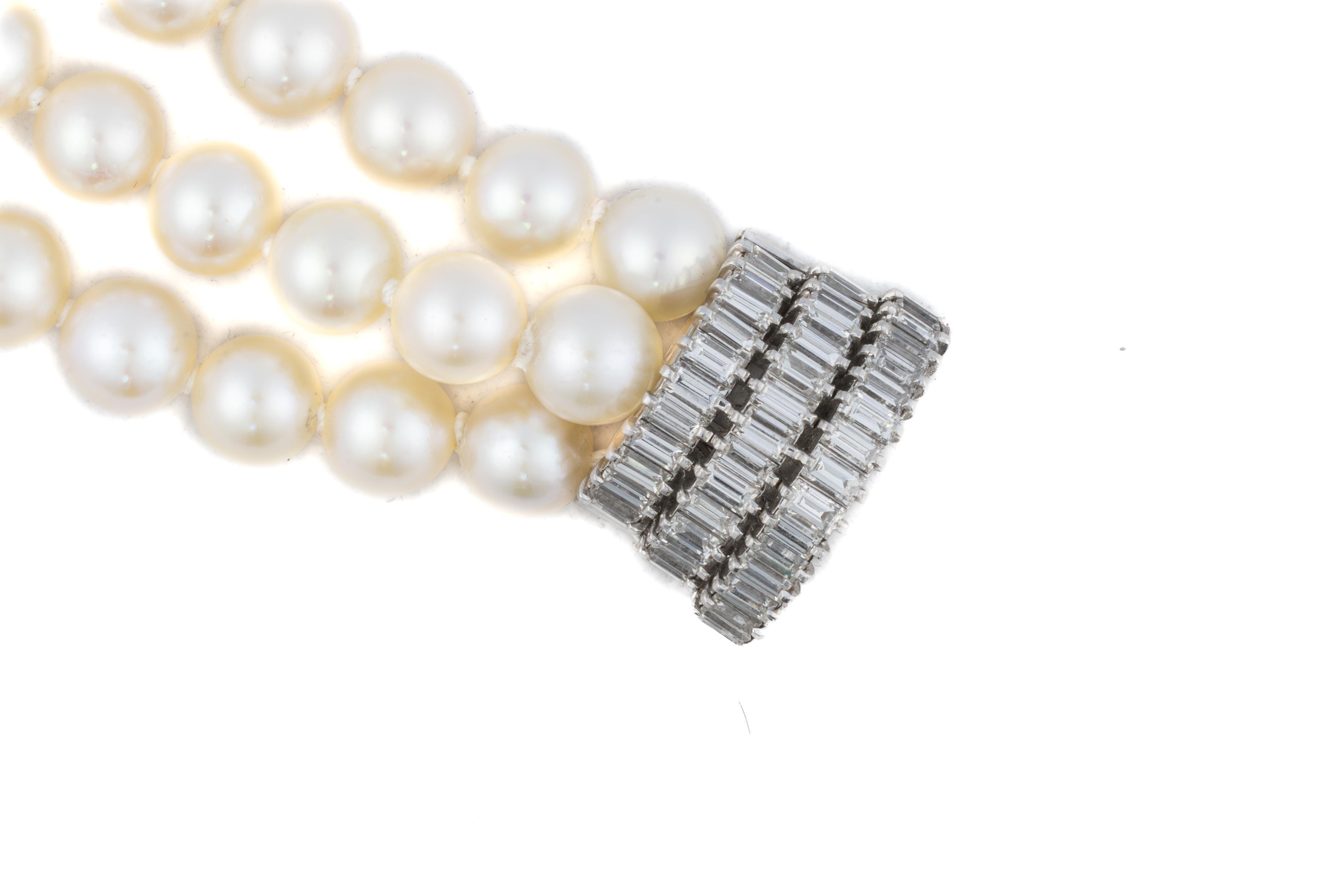 Dreireihiges Perlen- und Baguette-Diamant-Armband

Elegant und raffiniert präsentiert sich dieses Armband mit drei Reihen leuchtend weißer Zuchtperlen, die alle einen schönen Glanz aufweisen und in ihrer Größe perfekt aufeinander abgestimmt sind.