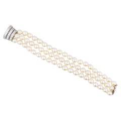 Bracelet à trois rangs de perles et diamants baguettes