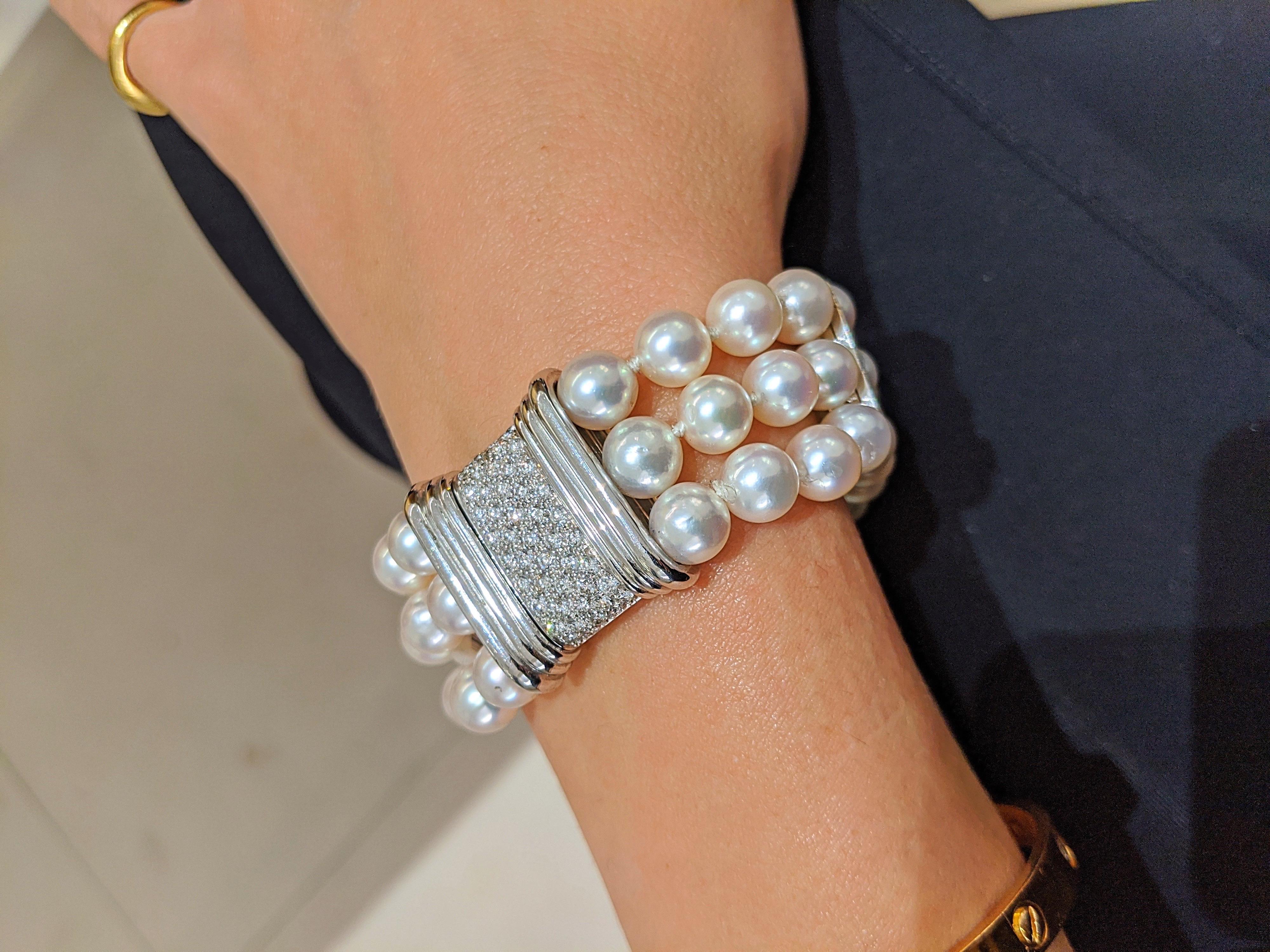 Rétro Bracelet de perles à trois brins avec fermoir en or blanc 18 carats et diamants en vente