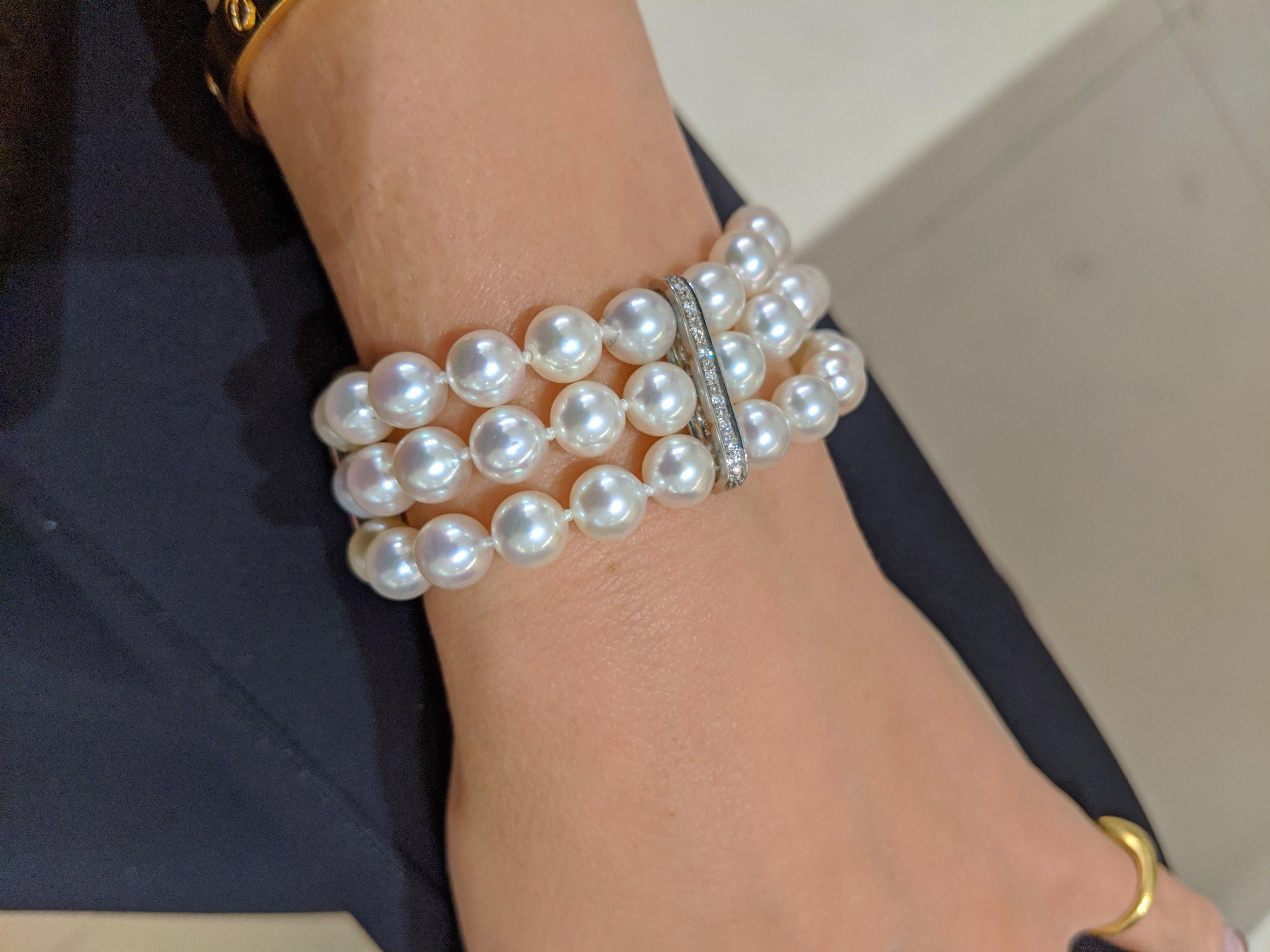 Taille ronde Bracelet de perles à trois brins avec fermoir en or blanc 18 carats et diamants en vente