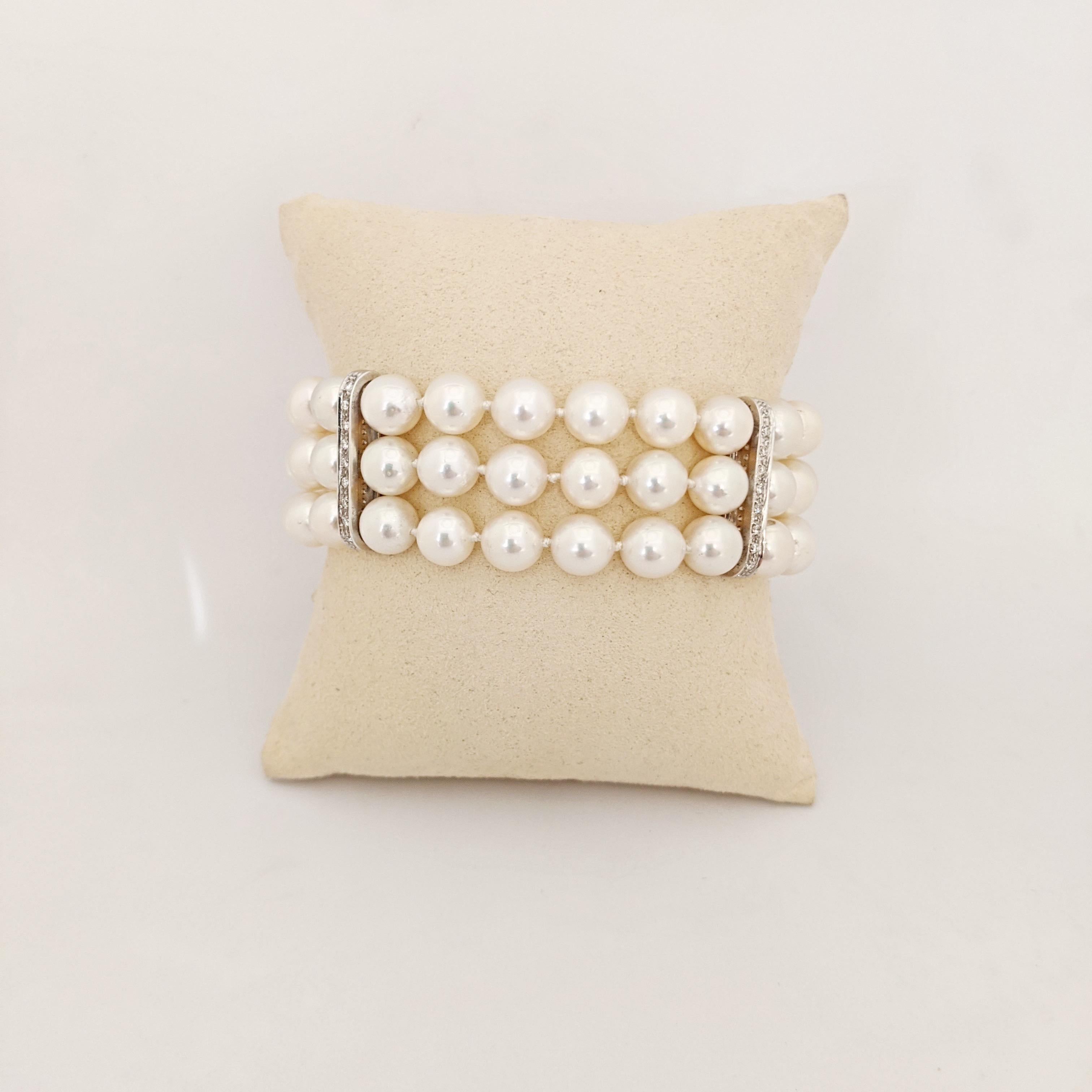 Bracelet de perles à trois brins avec fermoir en or blanc 18 carats et diamants Neuf - En vente à New York, NY