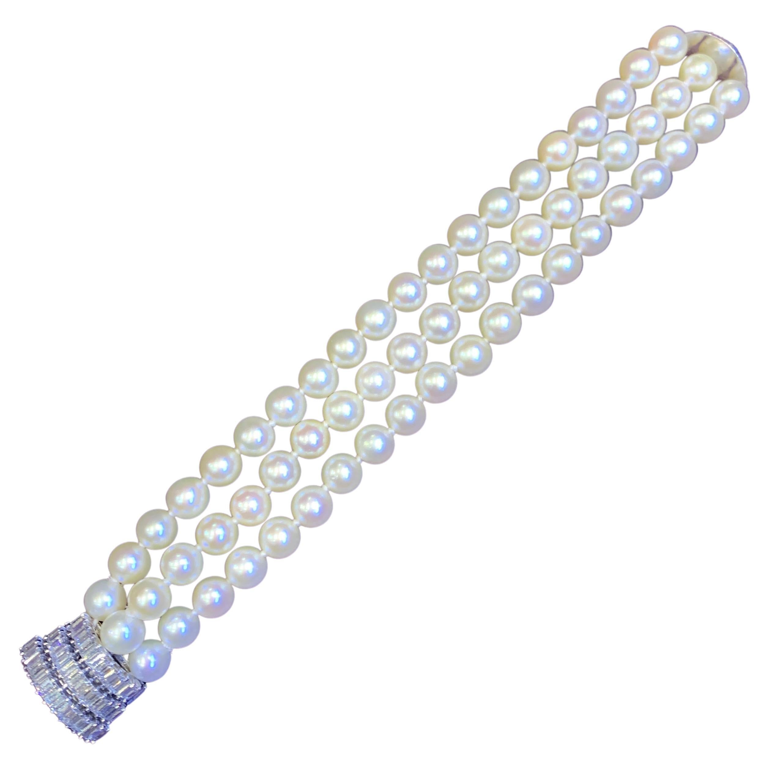 Bracelet à trois rangs de perles et de diamants

Ce bracelet se compose de 3 rangées de perles attachées par un fermoir en platine serti de 39 diamants de taille baguette. 

Poids total approximatif des diamants : 4,29 carats

Longueur : 6.75
