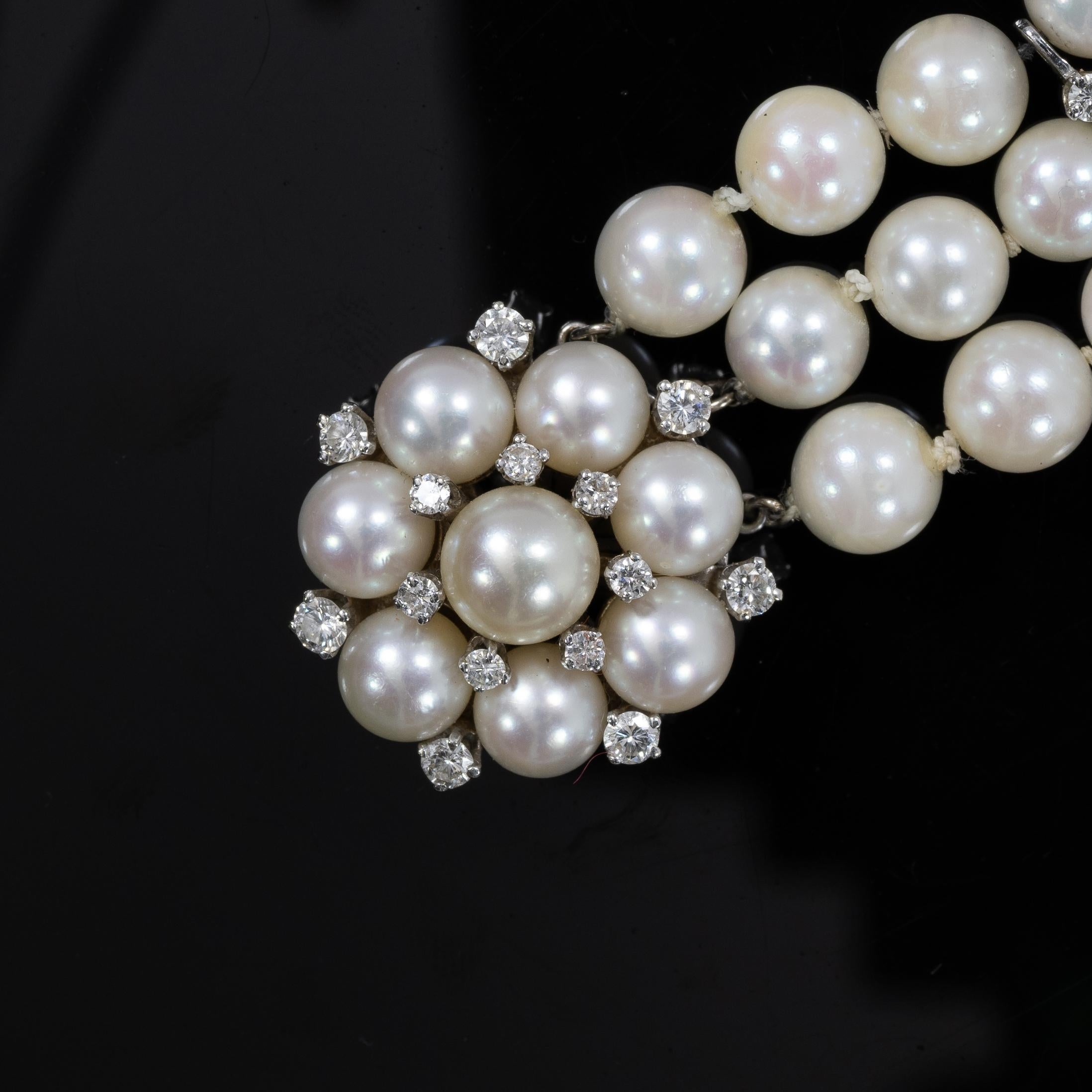 Dreistrangiges Perlen- und Diamantarmband mit dekorativem Blumenverschluss 14k Weißgold (Rundschliff)
