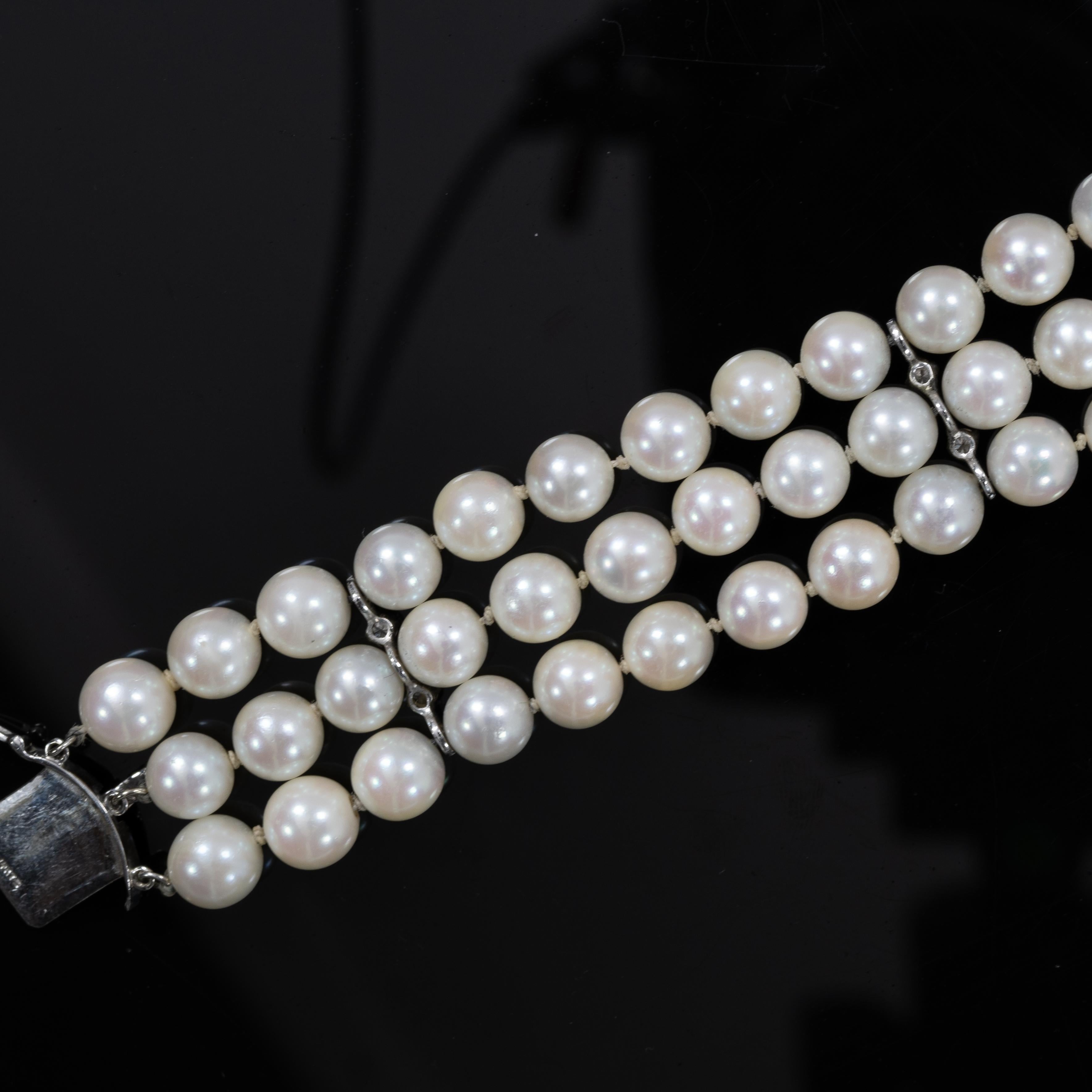 Dreistrangiges Perlen- und Diamantarmband mit dekorativem Blumenverschluss 14k Weißgold im Zustand „Gut“ in Addison, TX