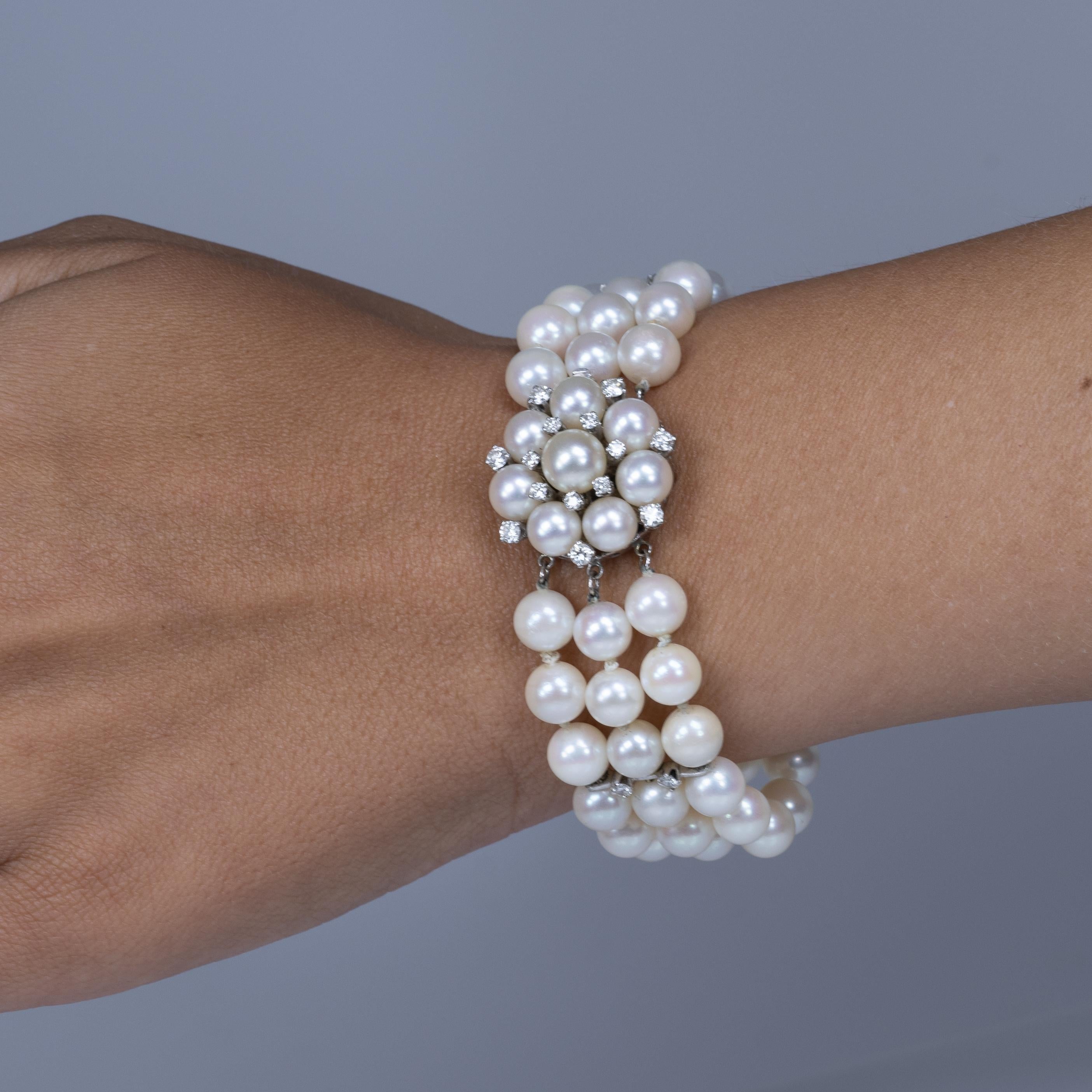 Dreistrangiges Perlen- und Diamantarmband mit dekorativem Blumenverschluss 14k Weißgold 1
