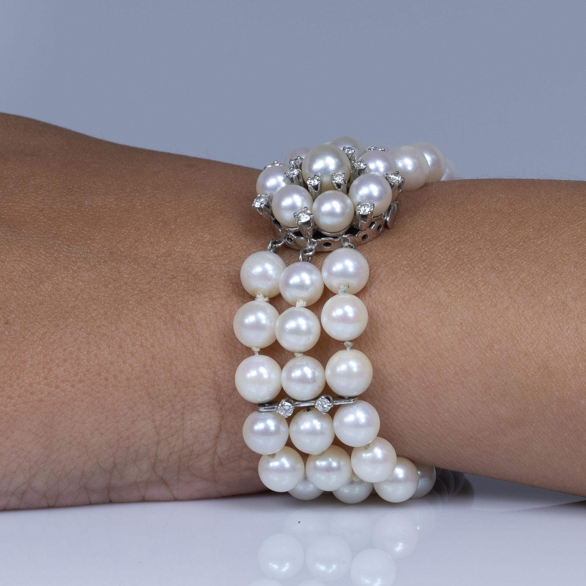 Dreistrangiges Perlen- und Diamantarmband mit dekorativem Blumenverschluss 14k Weißgold 2