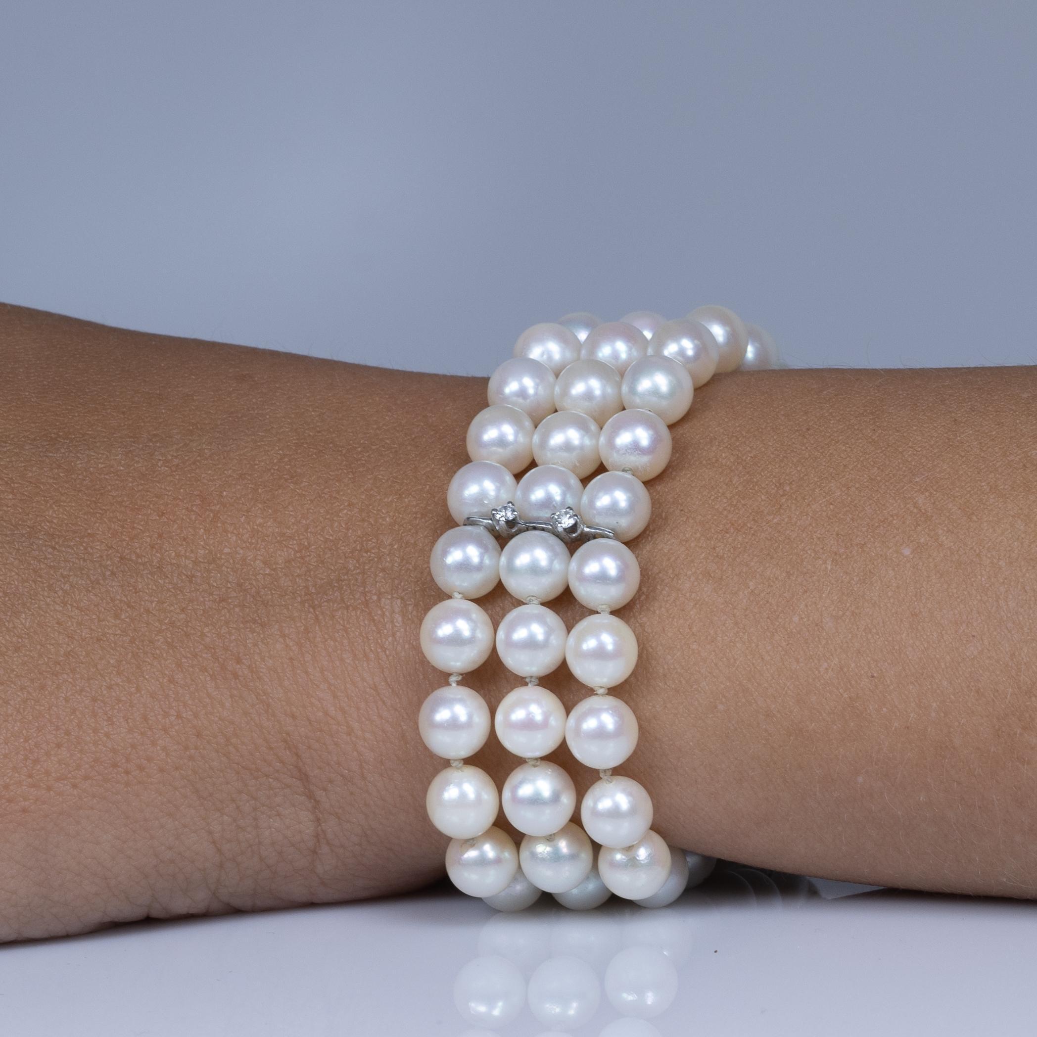 Dreistrangiges Perlen- und Diamantarmband mit dekorativem Blumenverschluss 14k Weißgold 3