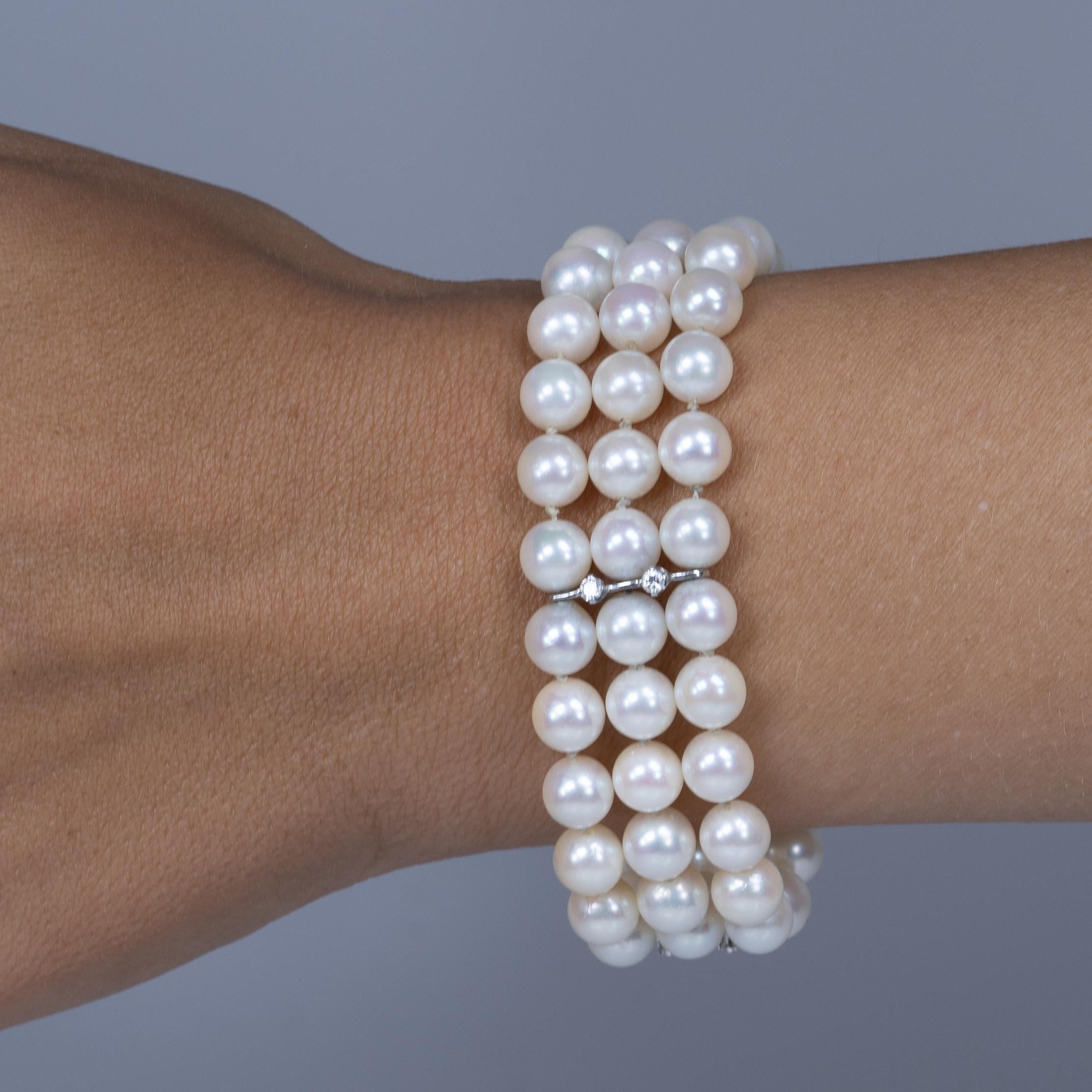 Dreistrangiges Perlen- und Diamantarmband mit dekorativem Blumenverschluss 14k Weißgold 4