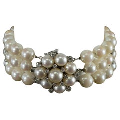 Dreistrangiges Perlen- und Diamantarmband mit dekorativem Blumenverschluss 14k Weißgold