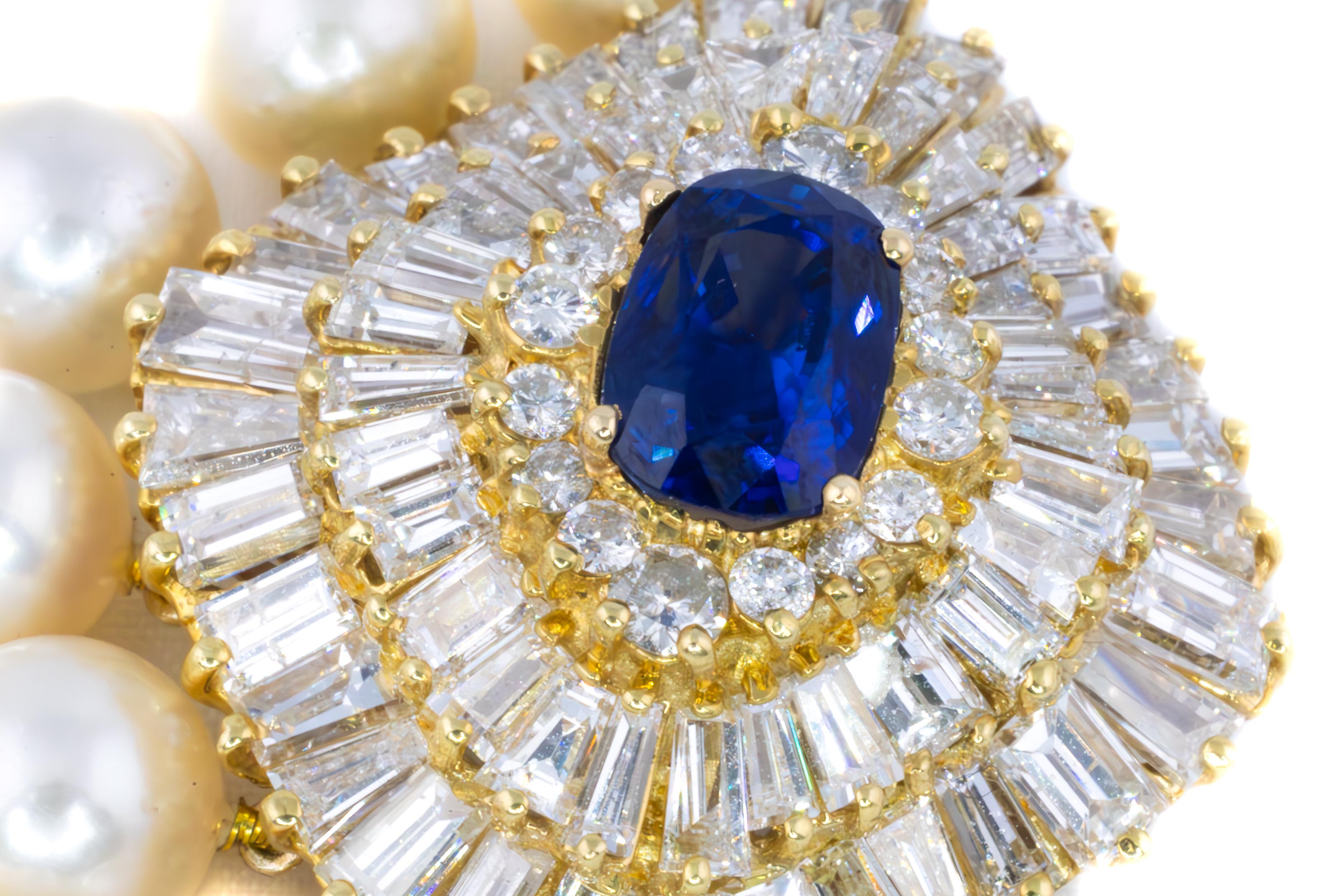 Dreireihige Perlenkette mit Saphir- und Diamantverschluss

Ein außergewöhnlicher, tief königsblauer Saphir an der Schließe, umgeben von einem Sonnenschliff aus fein gefassten Brillanten und Diamanten im Baguetteschliff in 18 Karat Gelbgold. Die