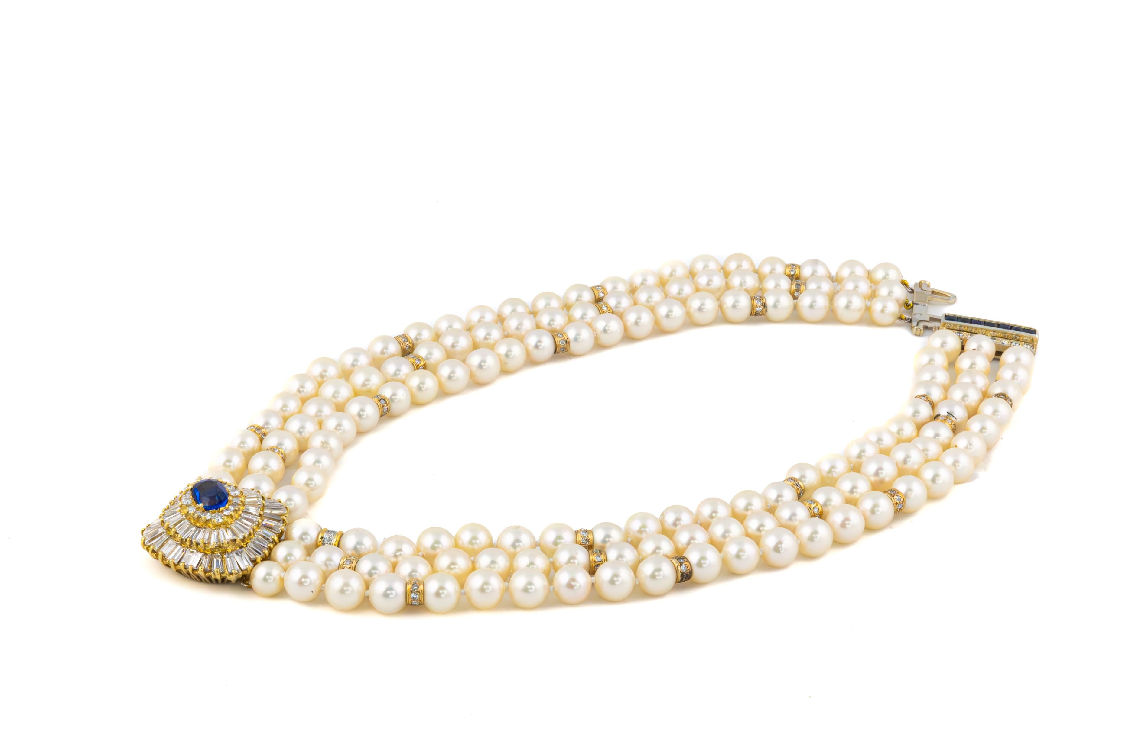 Dreireihige Perlenkette mit Saphir- und Diamantverschluss (Retro) im Angebot