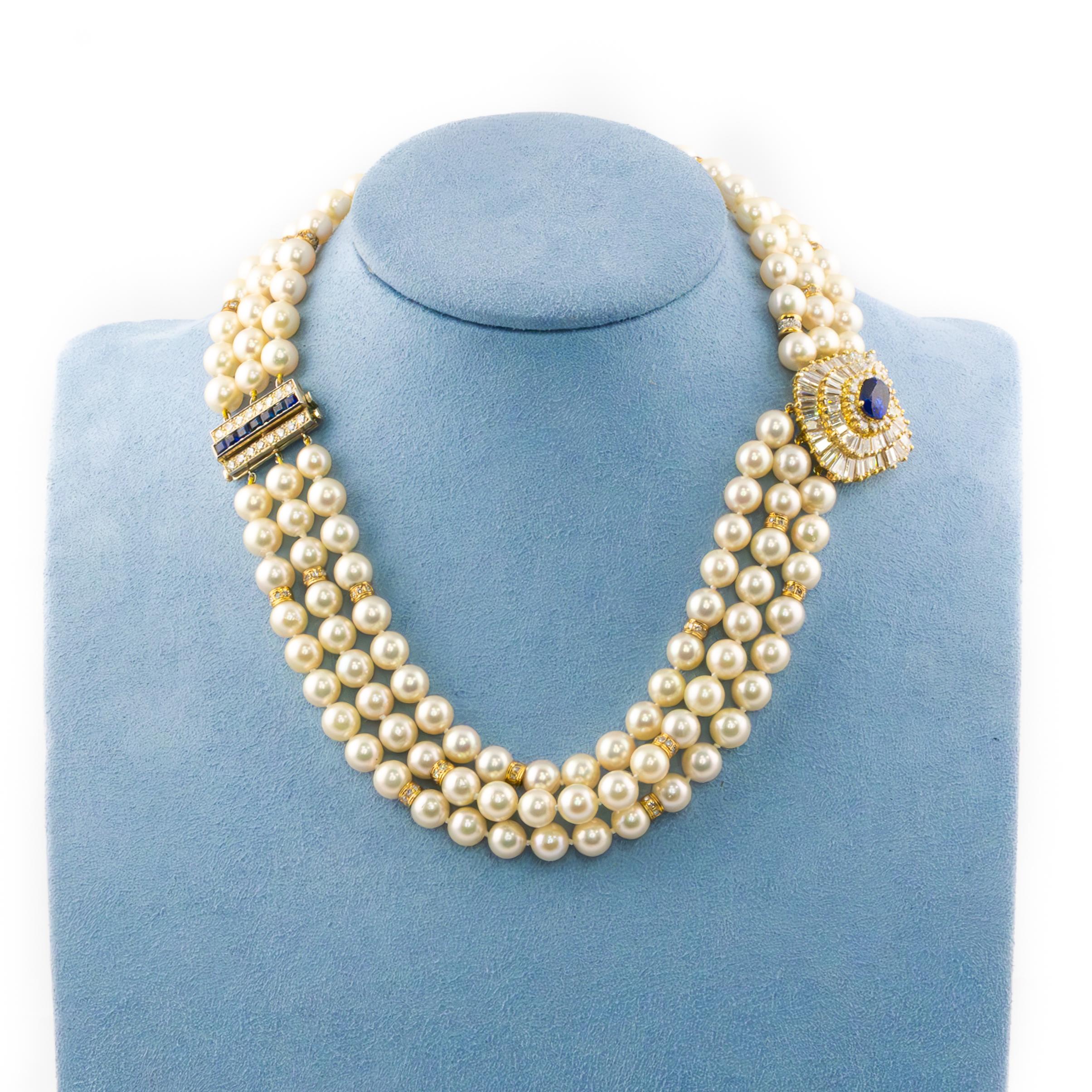 Dreireihige Perlenkette mit Saphir- und Diamantverschluss (Ovalschliff) im Angebot