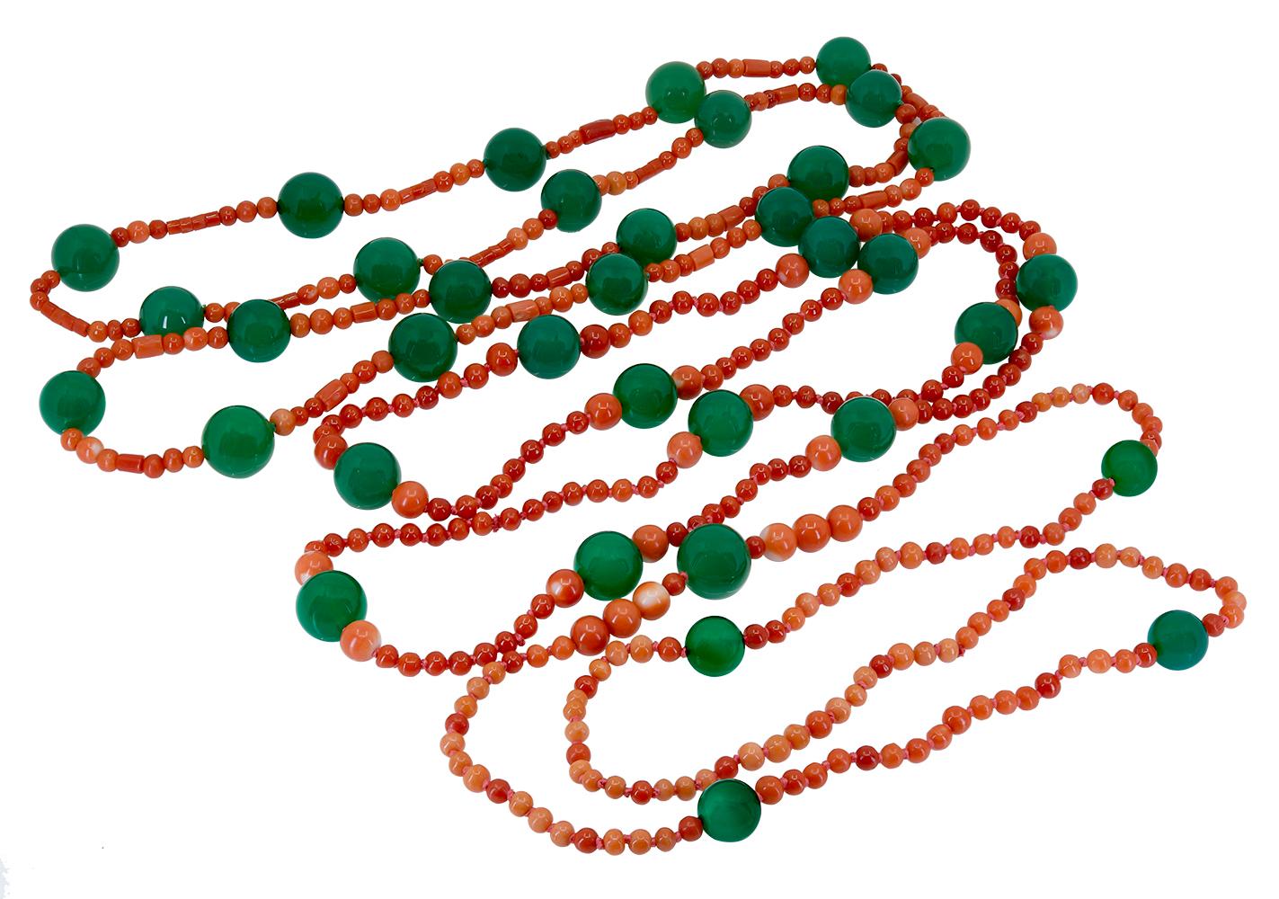 Eine dreisträngige Halskette aus roter Koralle und grünem Onyx, mit den Maßen 24 Zoll, 26 Zoll und 30 Zoll. Jeder Strang besteht aus natürlichen, unbehandelten roten Korallen und grünen Onyxperlen. Die hellen, glänzenden grünen Onyx-Perlen haben