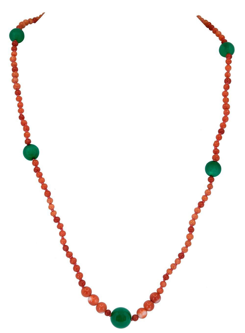 Dreistrangige Halskette aus roter Koralle und grünem Onyx (Zeitgenössisch) im Angebot