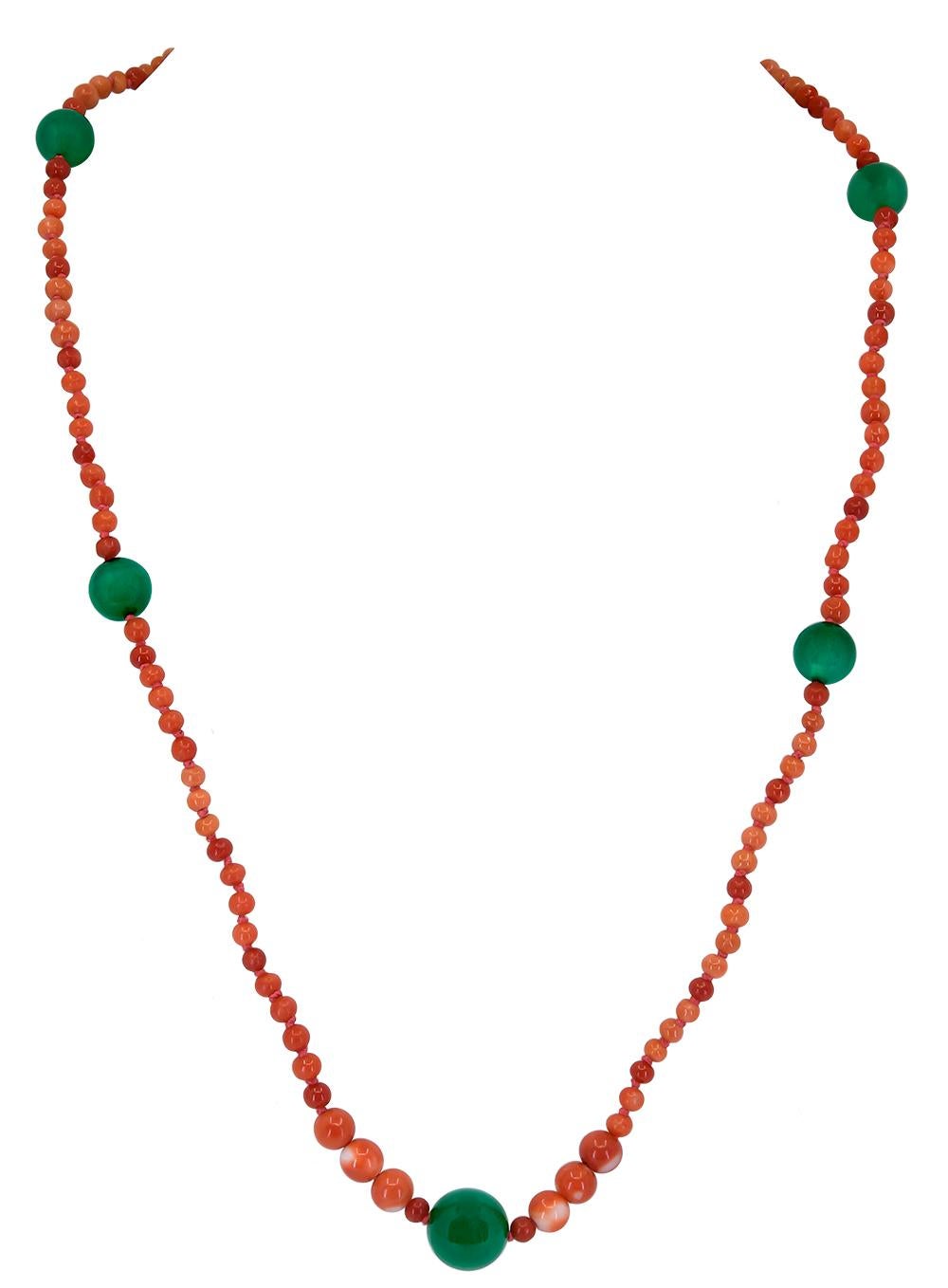 Contemporain Collier de corail rouge et onyx vert à trois rangs en vente