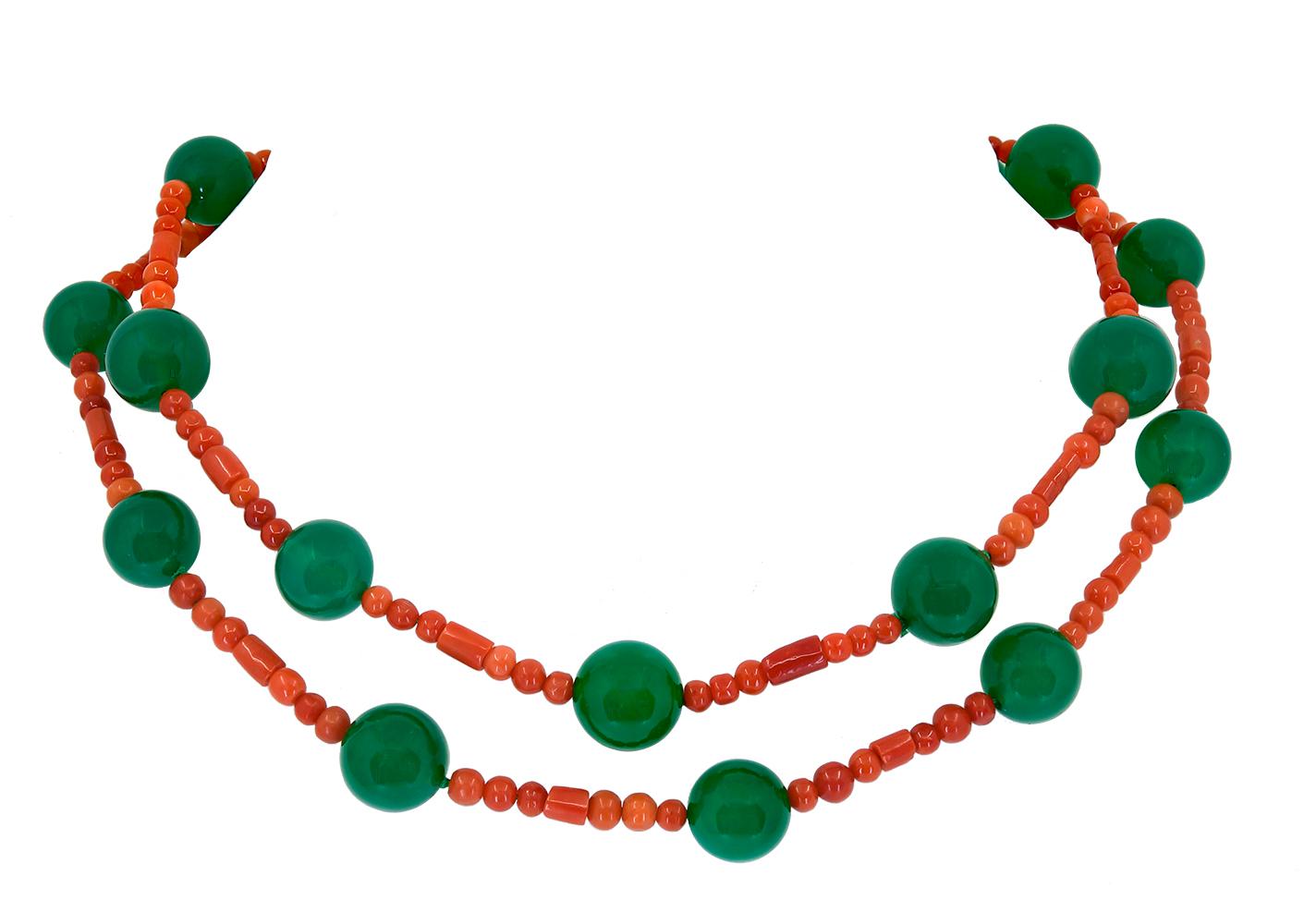 Dreistrangige Halskette aus roter Koralle und grünem Onyx (Perle) im Angebot