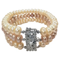 Bracelet à trois rangs de perles blanches et roses avec fermoir en diamants en or blanc 14 carats