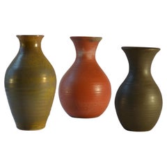 Gruppo di tre vasi da studio olandesi in ceramica della metà del secolo scorso nei toni della terra