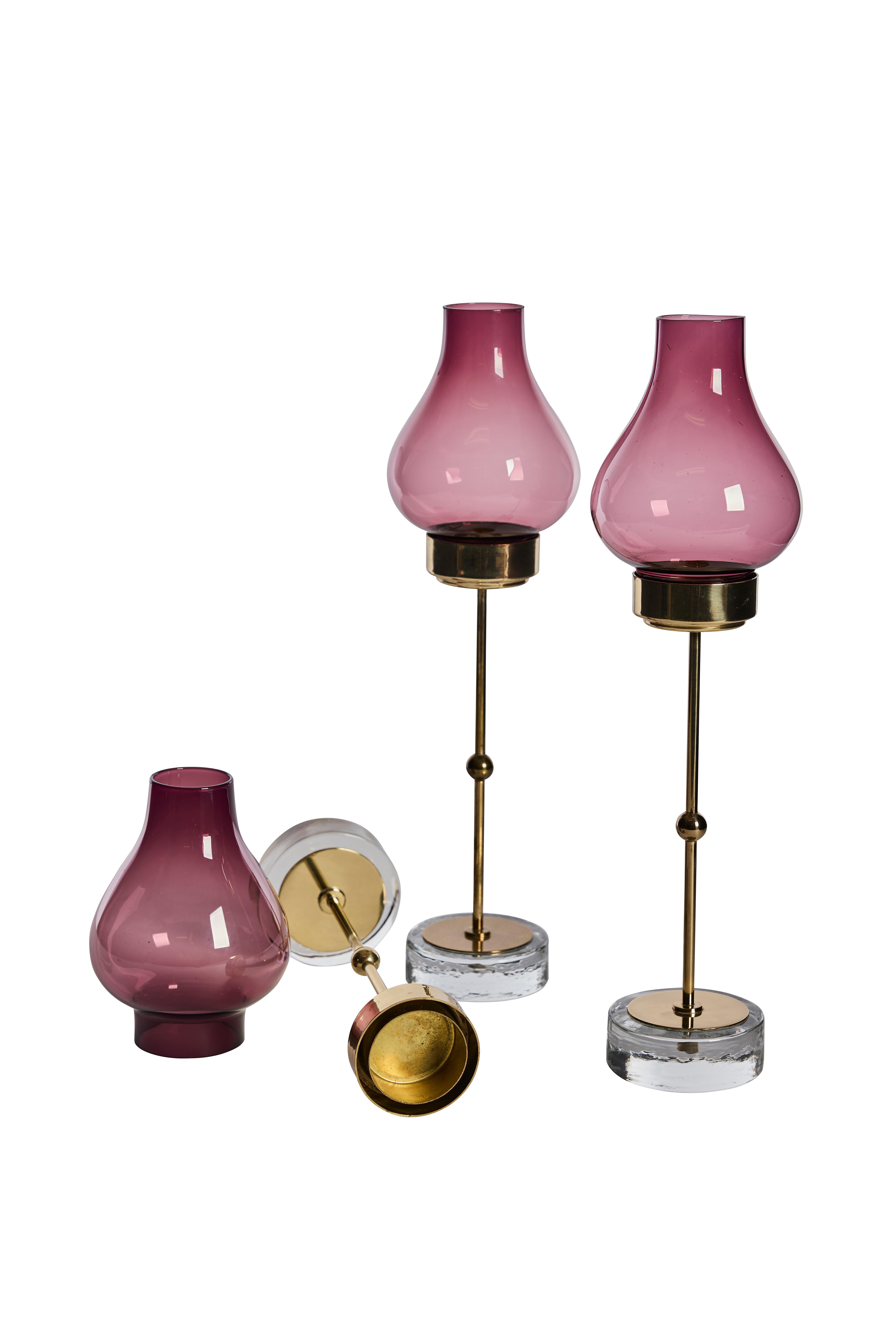 Elegante e scultoreo set di tre portacandele disegnato da Gunnar Ander per Ystad-Metall, in Svezia, negli anni Cinquanta. Questi pezzi alti e raffinati sono caratterizzati da un sottile stelo in ottone con i caratteristici accenti sferici, che