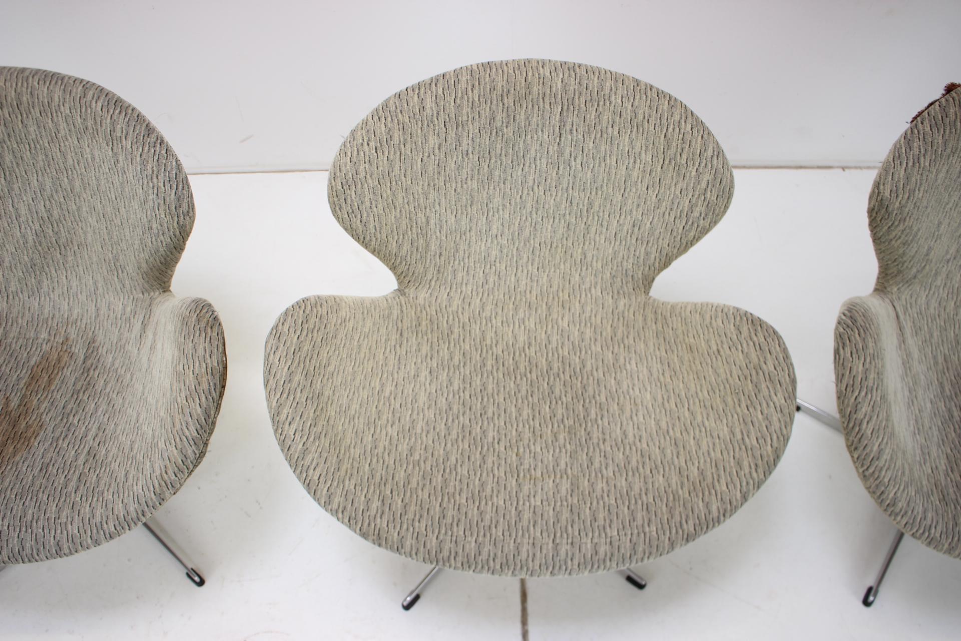 Dreh-Loungesessel im Stil von Arne Jacobsen, 1990er Jahre (Stoff) im Angebot