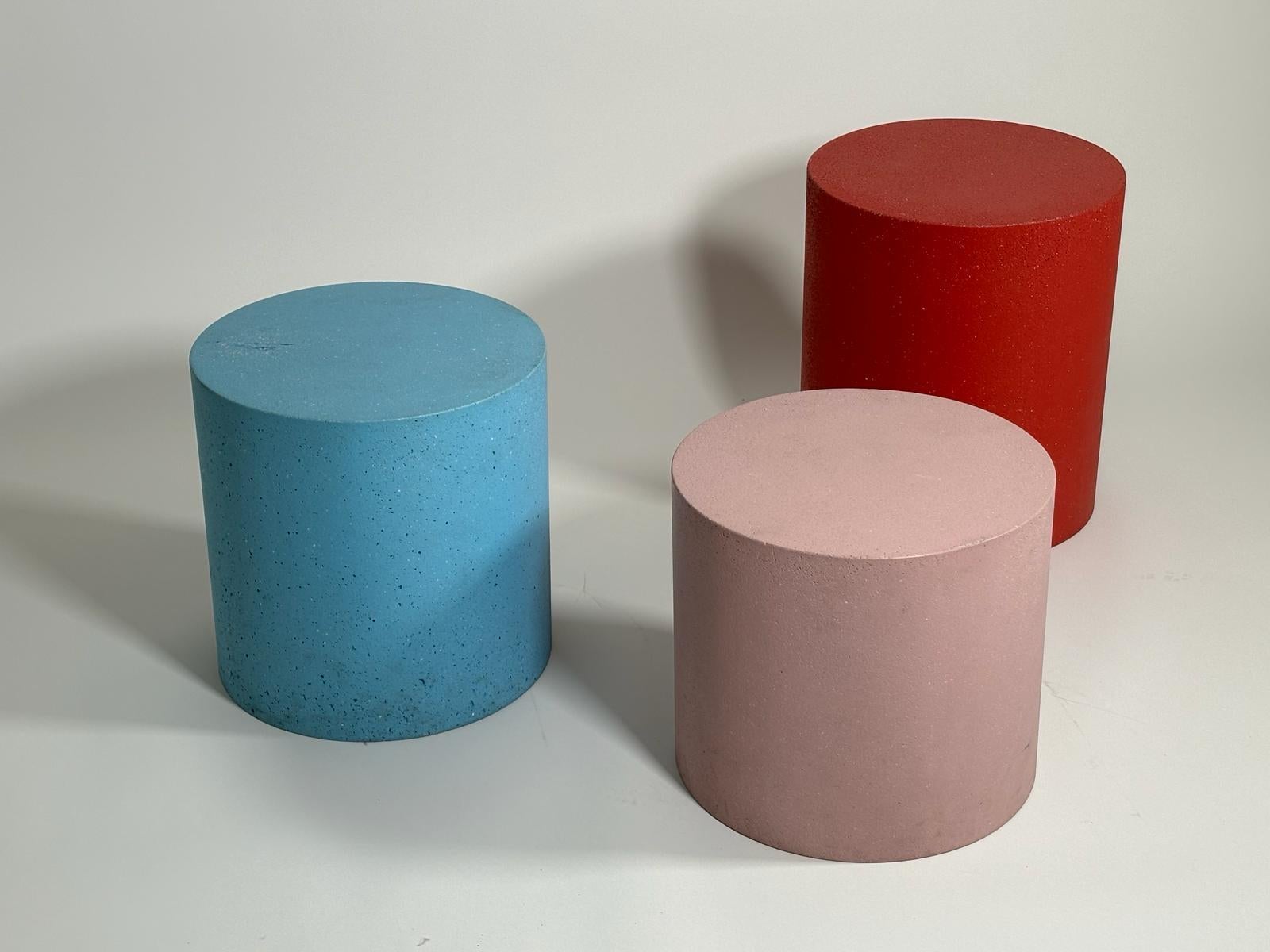 Trois tables basses conçues et produites par Giò Minelli. Entièrement construit en Glebanite, un mélange spécial de fibres de verre recyclées et recyclables. Une œuvre artistique d'économie circulaire qui prend soin de la planète terre et de notre