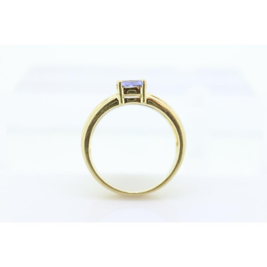 Vintage
Materiali: Oro
Pietra preziosa: Tanzanite

Colore della gemma: Blu

Stupendo anello ovale con tripla tanzanite. Oro giallo 14k. Un bellissimo design a grappolo.

Condit: Non presenta segni di usura.

Dettagli:
Tanzaniti ovali di 3 mm x 5