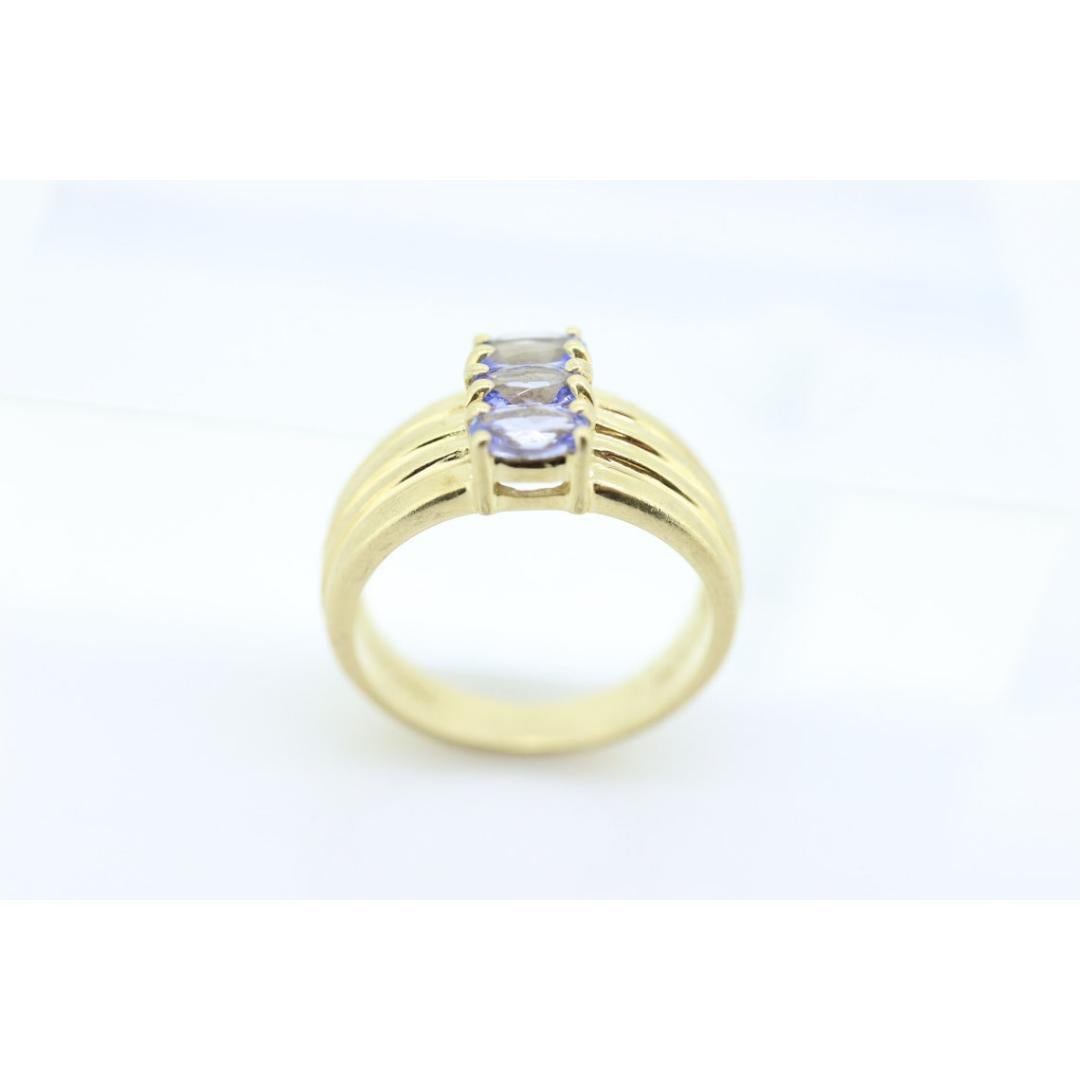Donna Anello con tre tanzaniti a grappolo. Anello largo ovale con tripla tanzanite 14k. Tanzanite in vendita