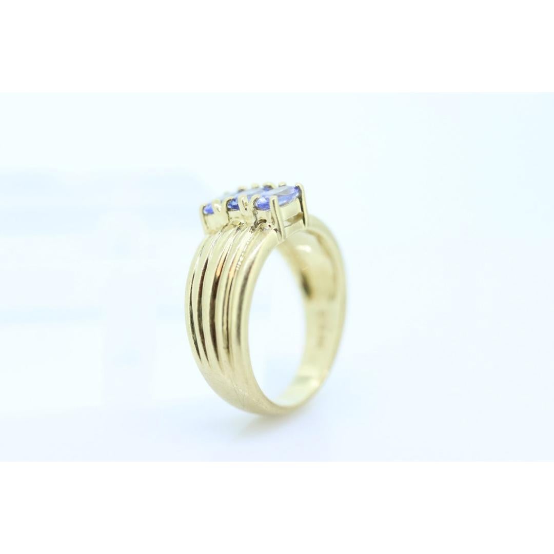 Anello con tre tanzaniti a grappolo. Anello largo ovale con tripla tanzanite 14k. Tanzanite in vendita 1