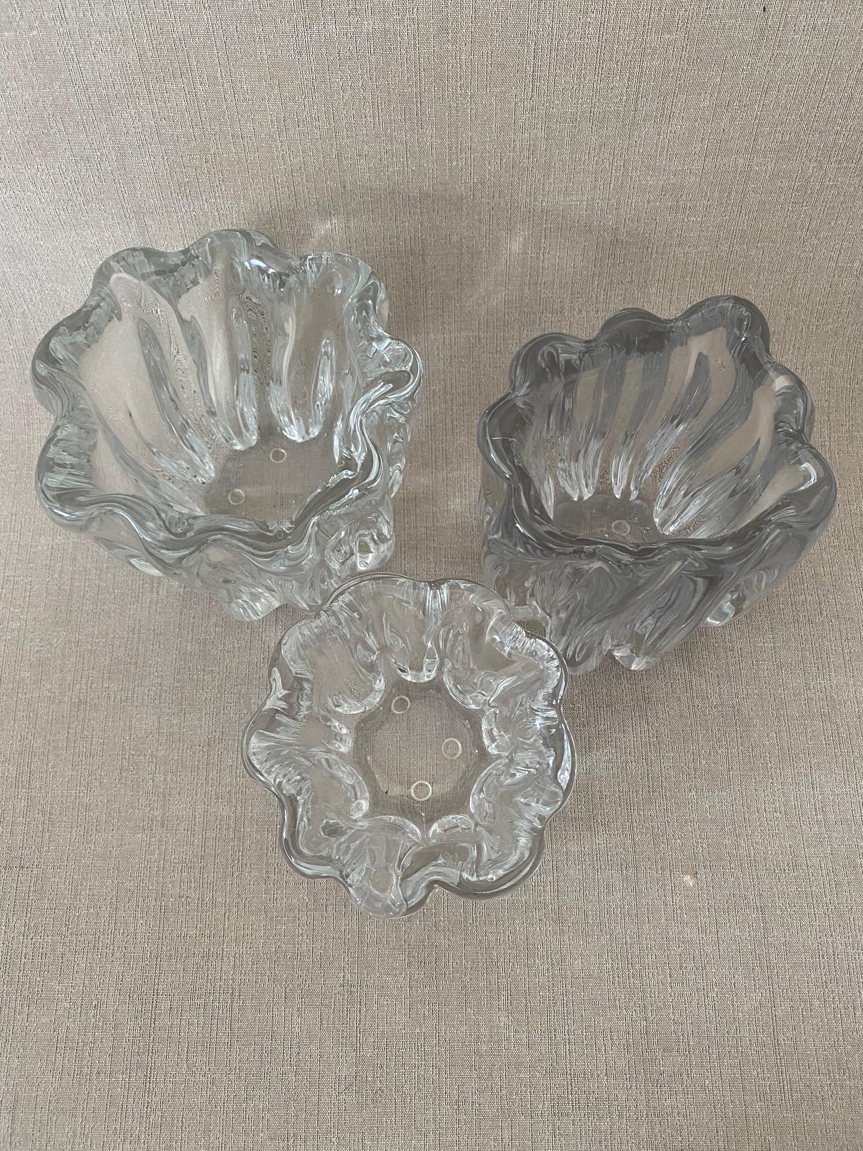 Set di tre vasi in vetro Iittala di Tapio Wirkkala.
ognuno con firma incisa
Dimensioni approssimative...

Il più piccolo: 5 pollici di diametro x 4-1/4 pollici di altezza 
inciso sul fondo 