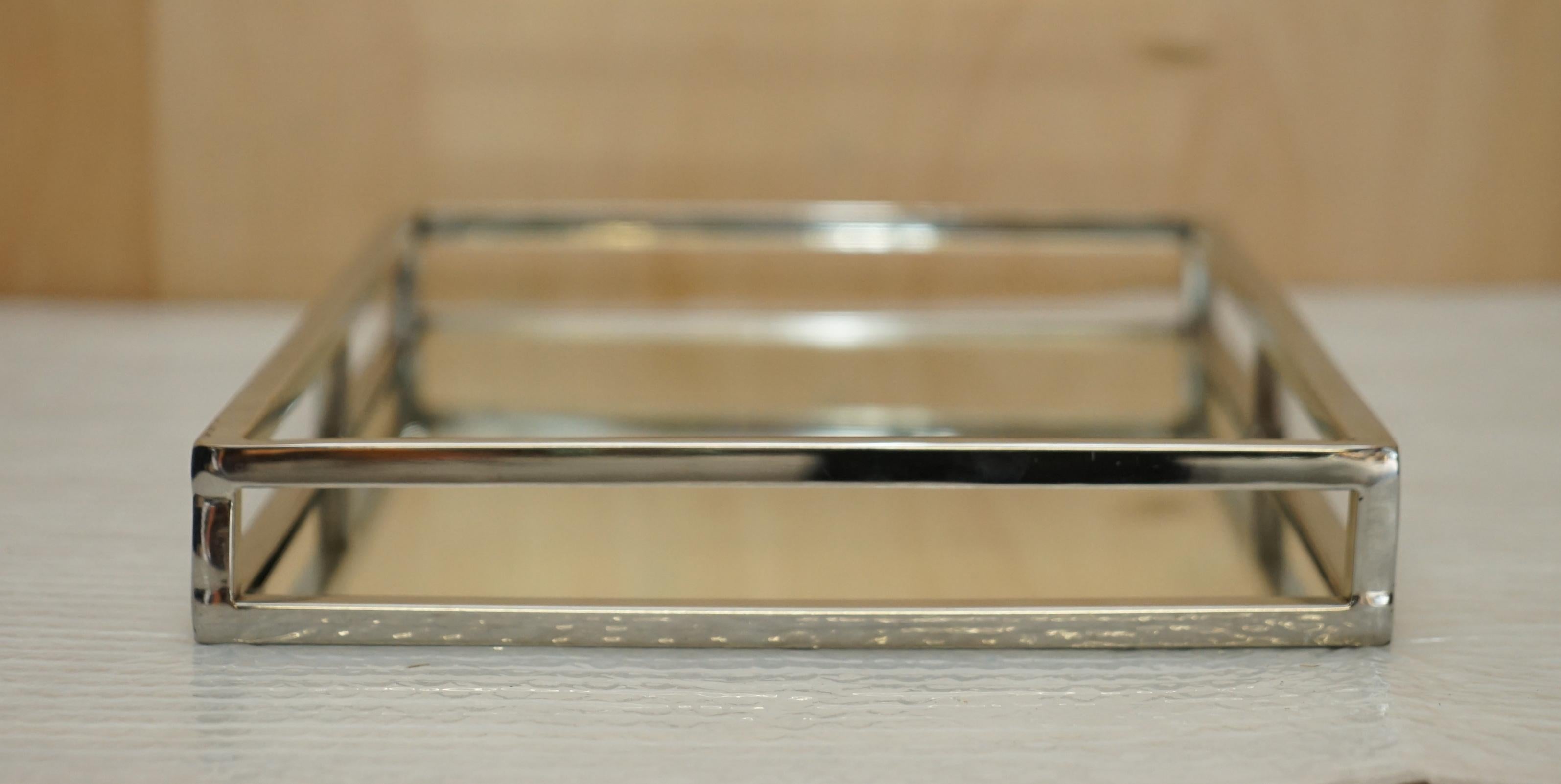 Tres bandejas de servir con tapa de espejo para comida y bebida de la empresa White Company Espejo en venta