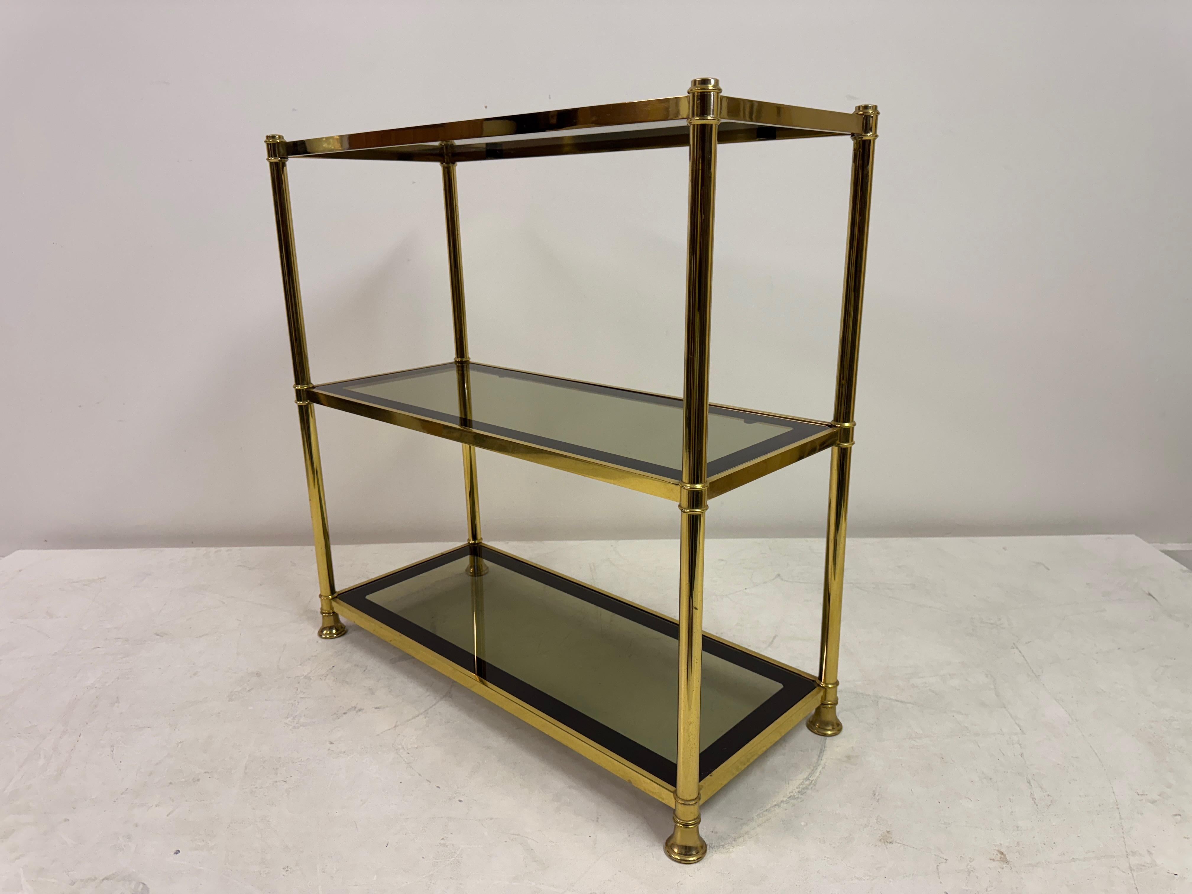 Étagère à trois niveaux en laiton et verre fumé, 1970 en vente 3