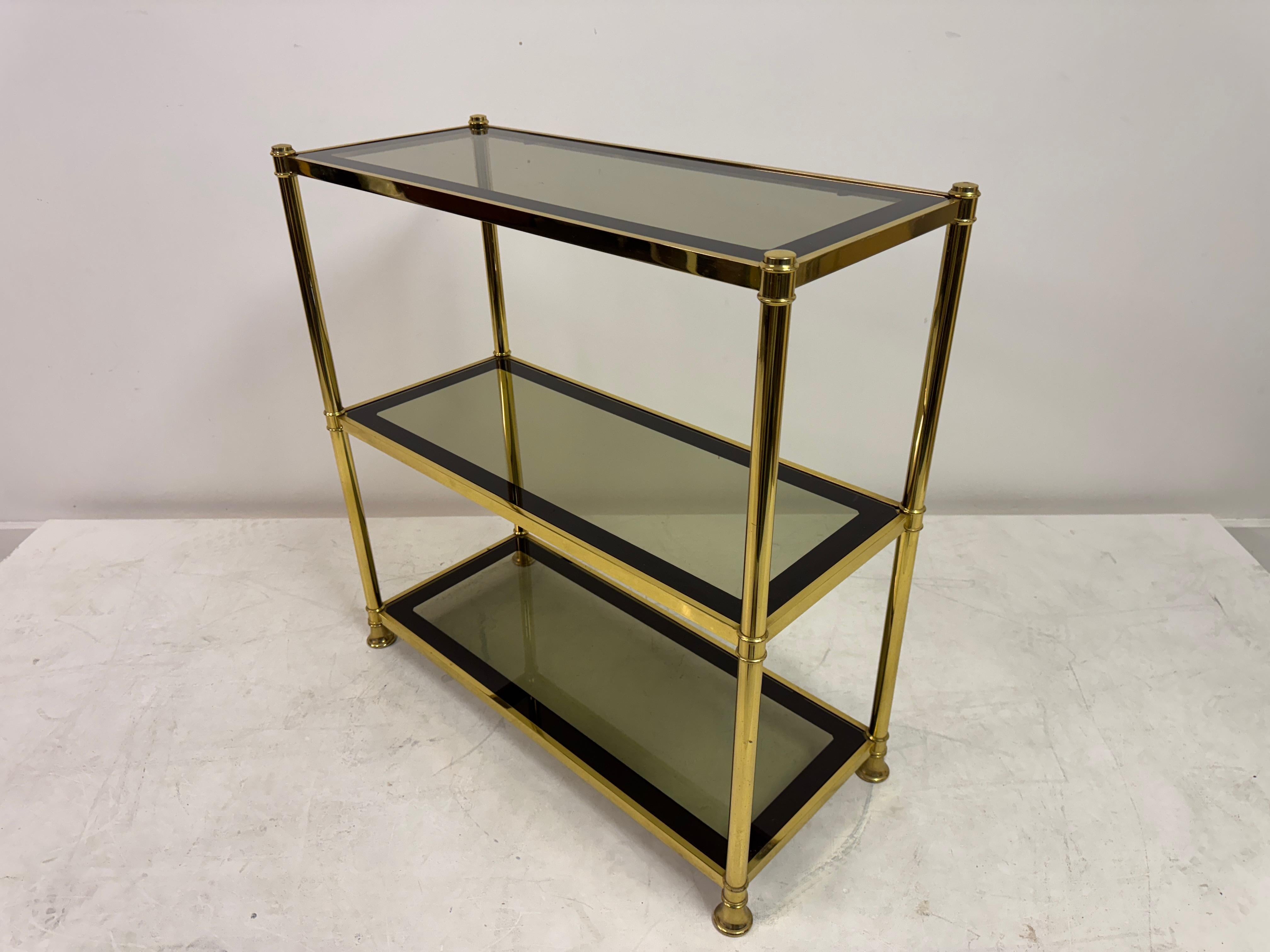 Étagère à trois niveaux en laiton et verre fumé, 1970 en vente 4