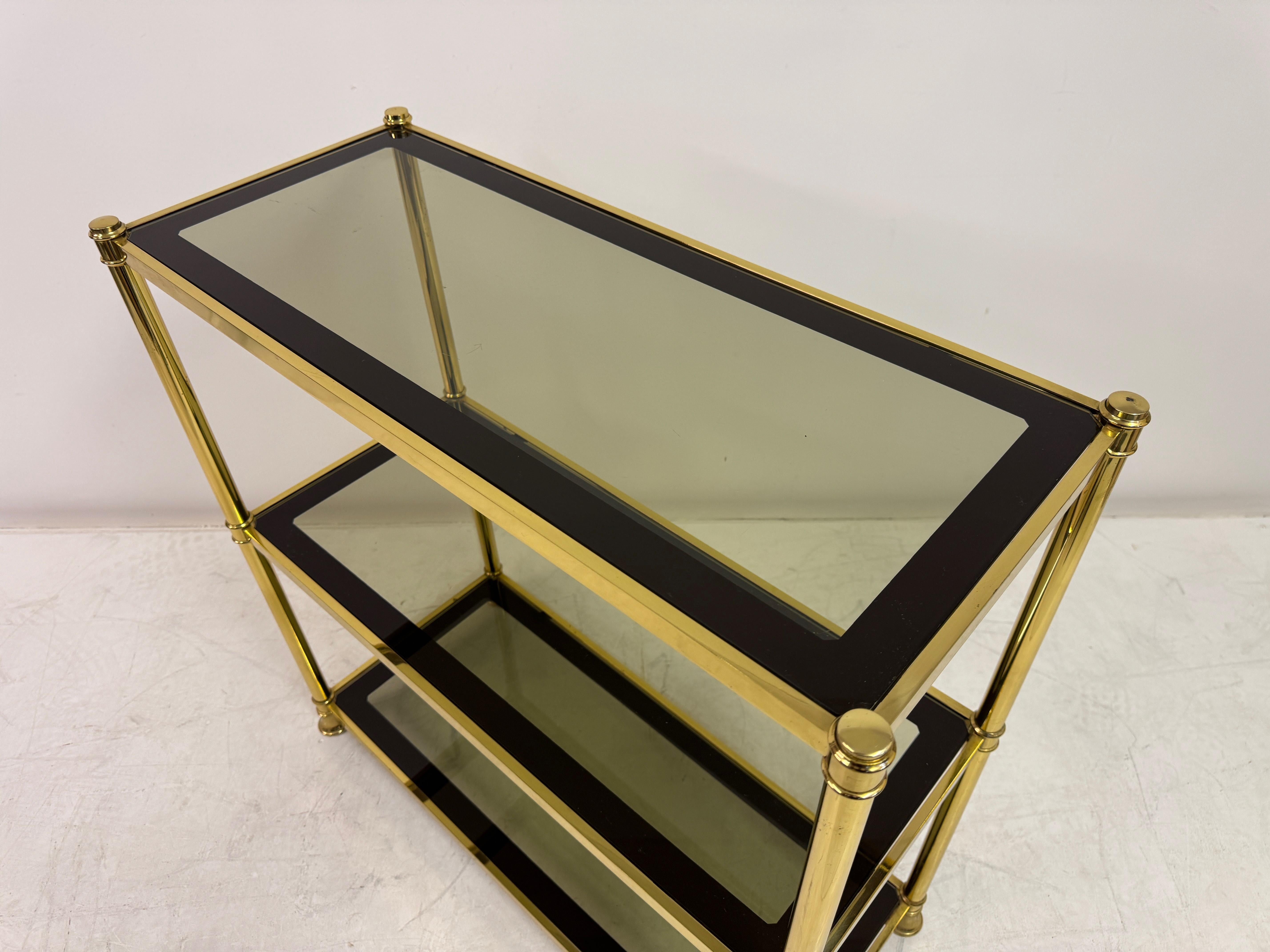 Étagère à trois niveaux en laiton et verre fumé, 1970 en vente 5