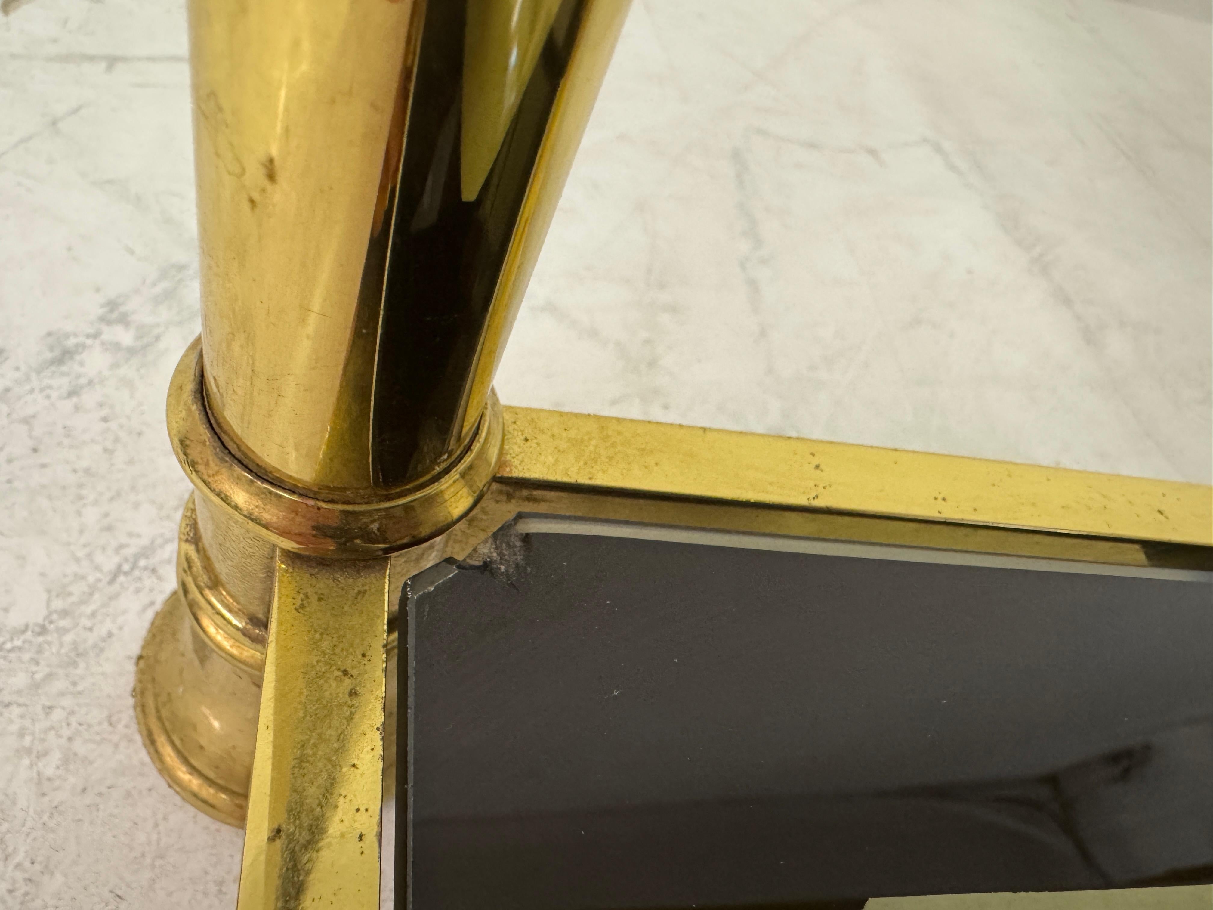 Étagère à trois niveaux en laiton et verre fumé, 1970 en vente 6