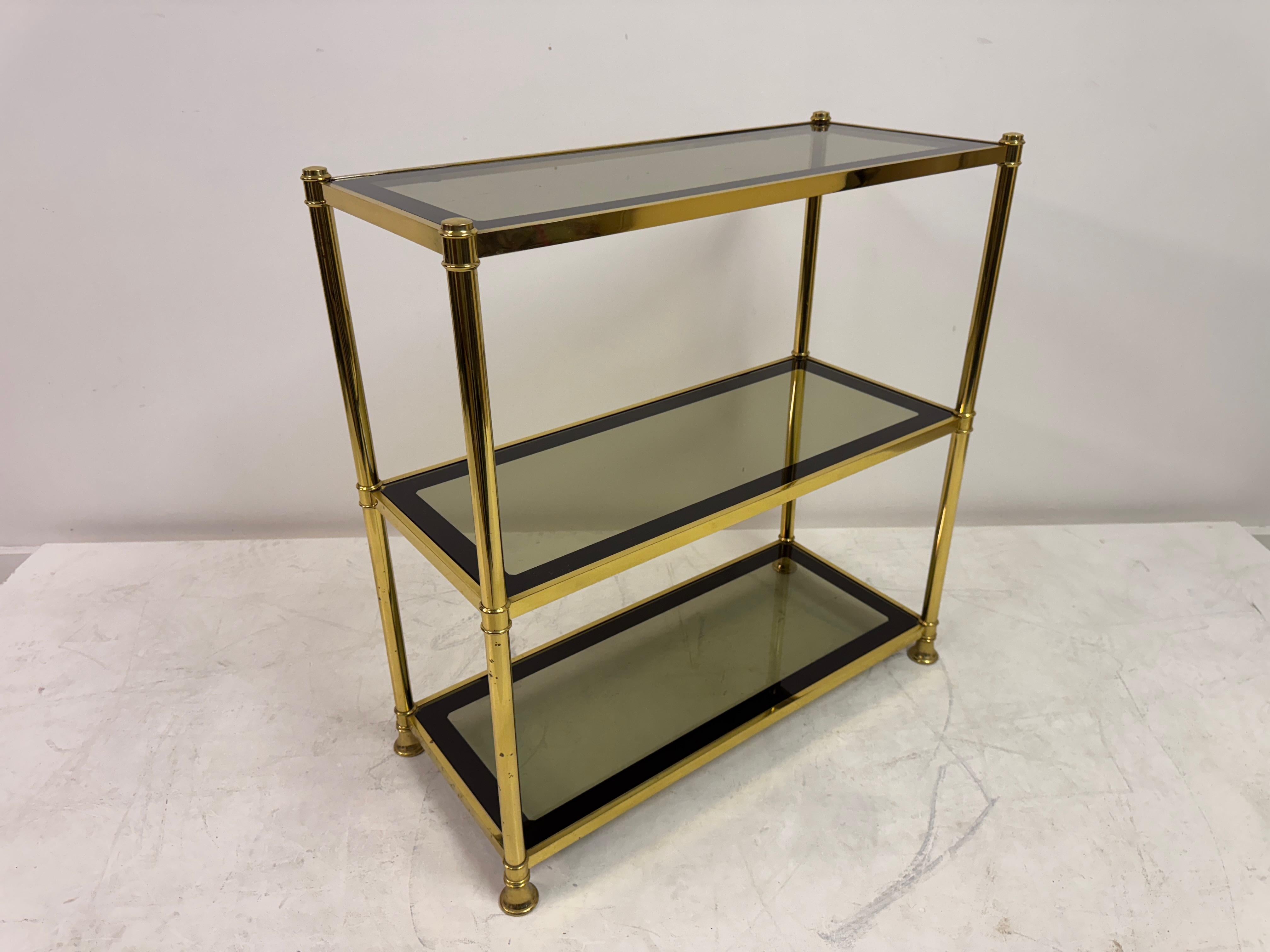 Étagère à trois niveaux en laiton et verre fumé, 1970 en vente 7