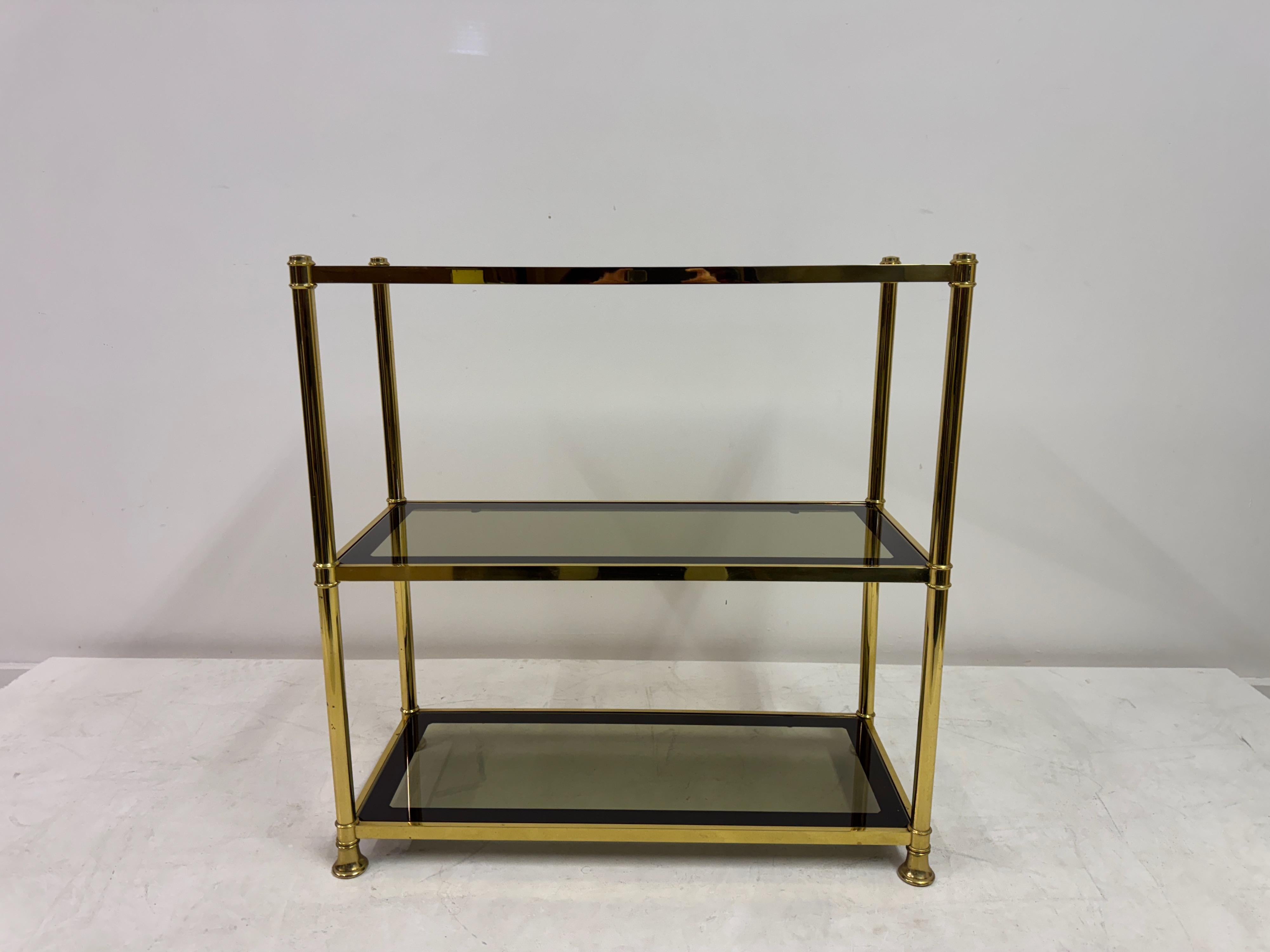 Hollywood Regency Étagère à trois niveaux en laiton et verre fumé, 1970 en vente
