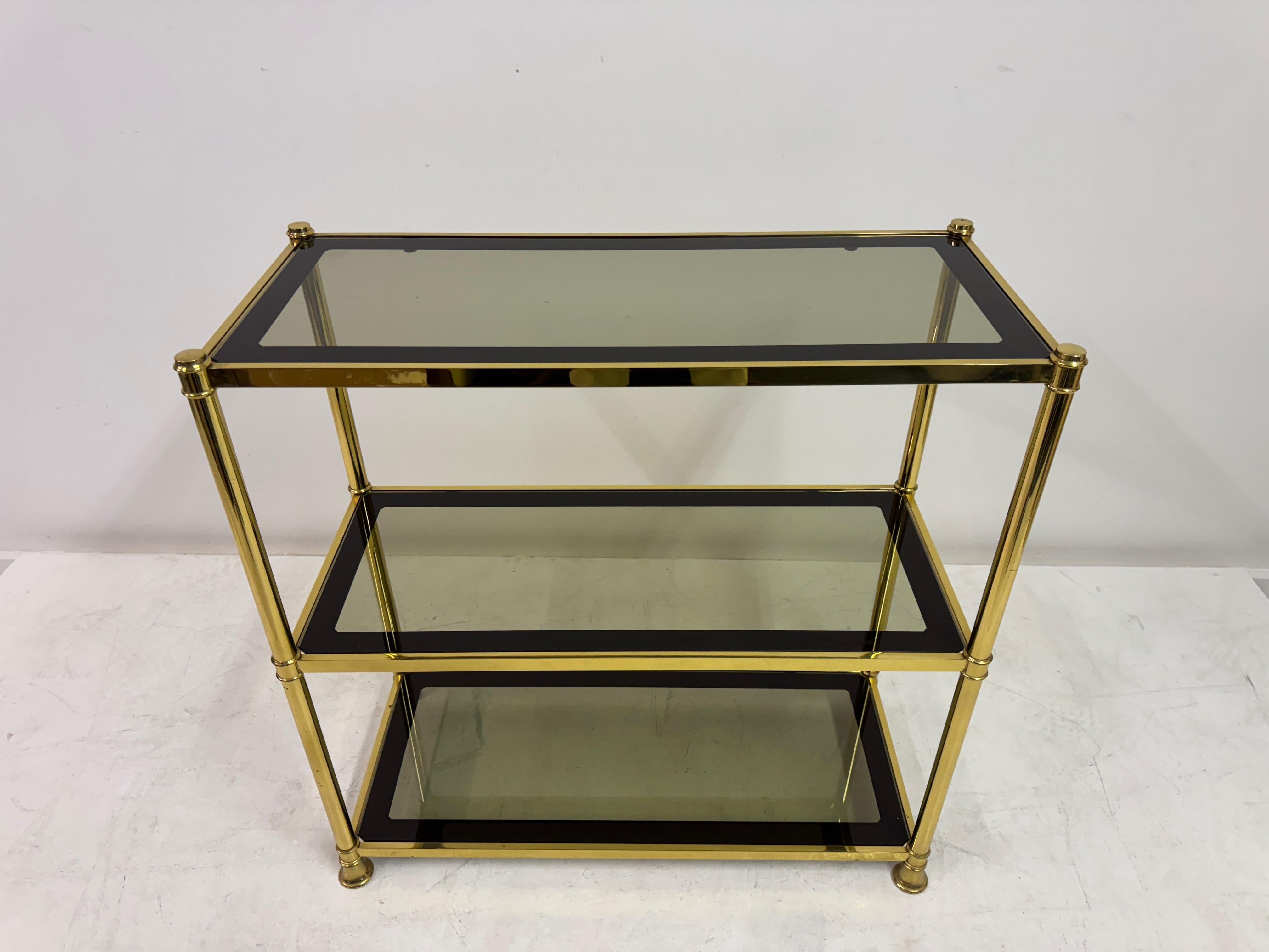 italien Étagère à trois niveaux en laiton et verre fumé, 1970 en vente